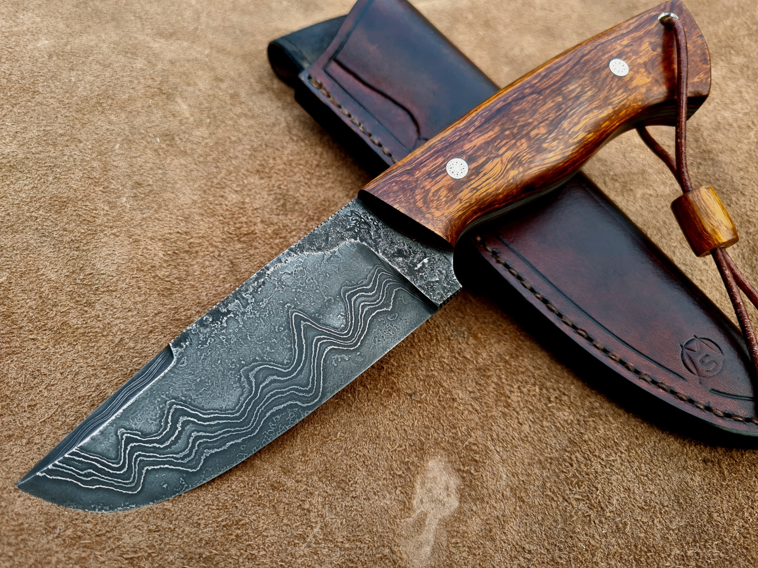 Handgefertigtes Outdoormesser aus Damast