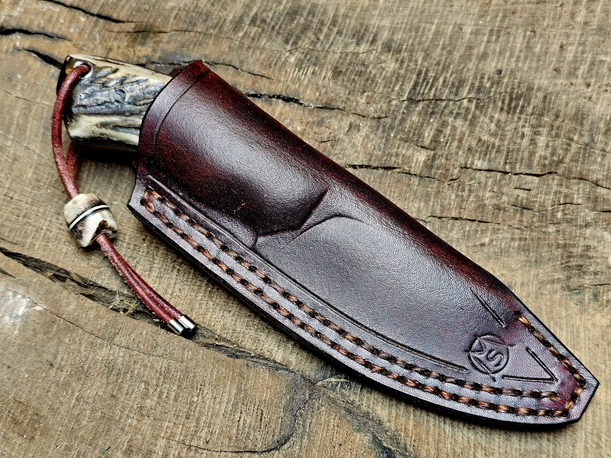 Handgefertigte braune Lederscheide mit Ziernaht für Damast Jagdmesser