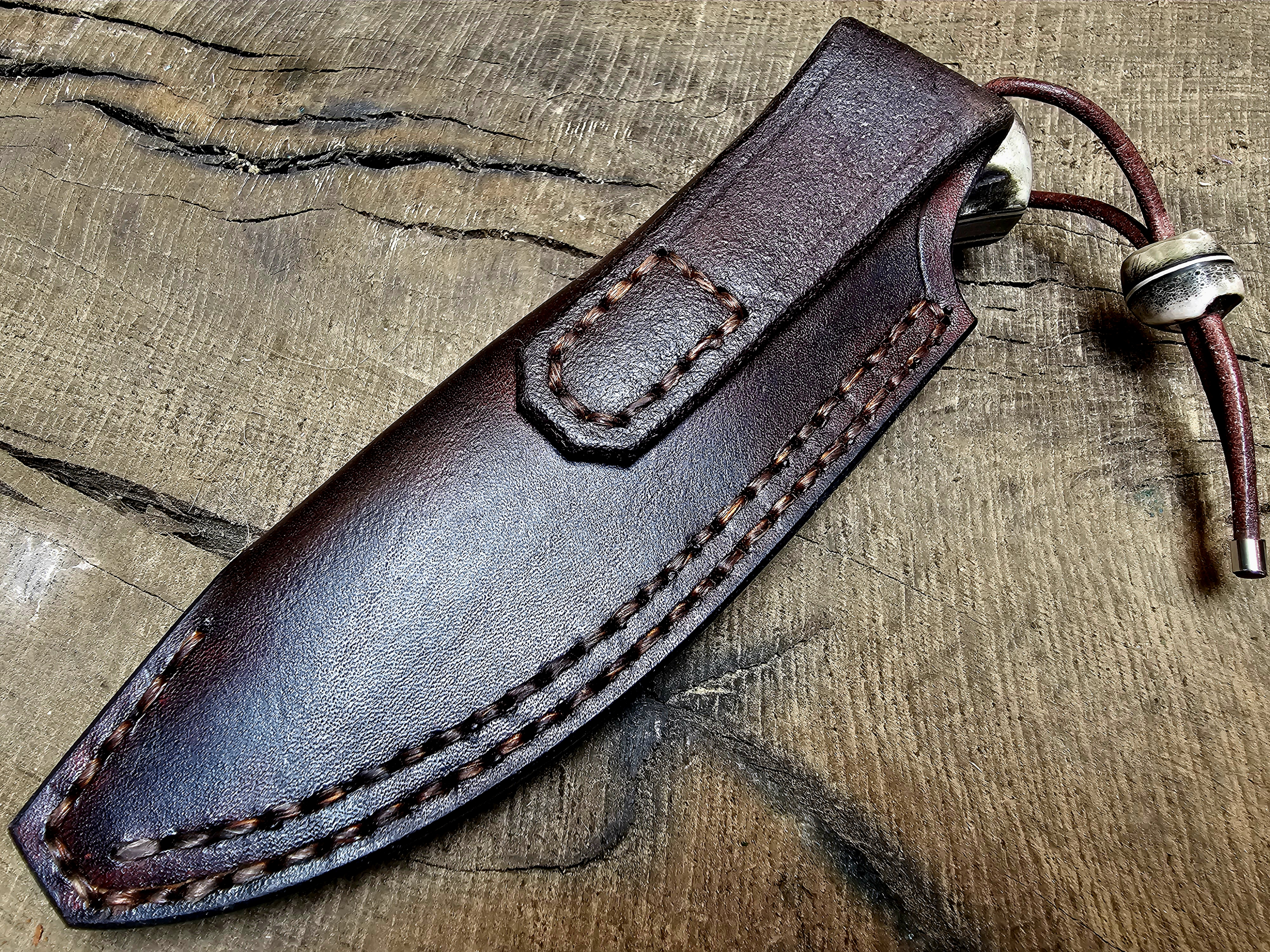 Rückseite der handgefertigten Lederscheide mit Gürtelschlaufe – Damast Jagdmesser