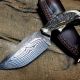Handgefertigtes Damast Jagdmesser mit Hirschhorngriff und brauner Lederscheide