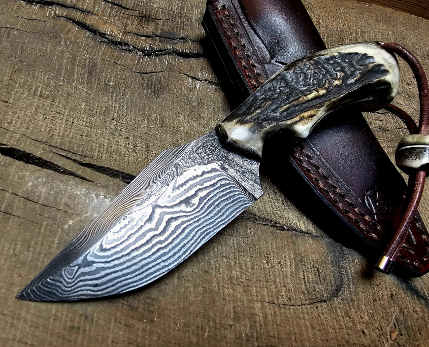 Handgefertigtes Damast Jagdmesser mit Hirschhorngriff und brauner Lederscheide