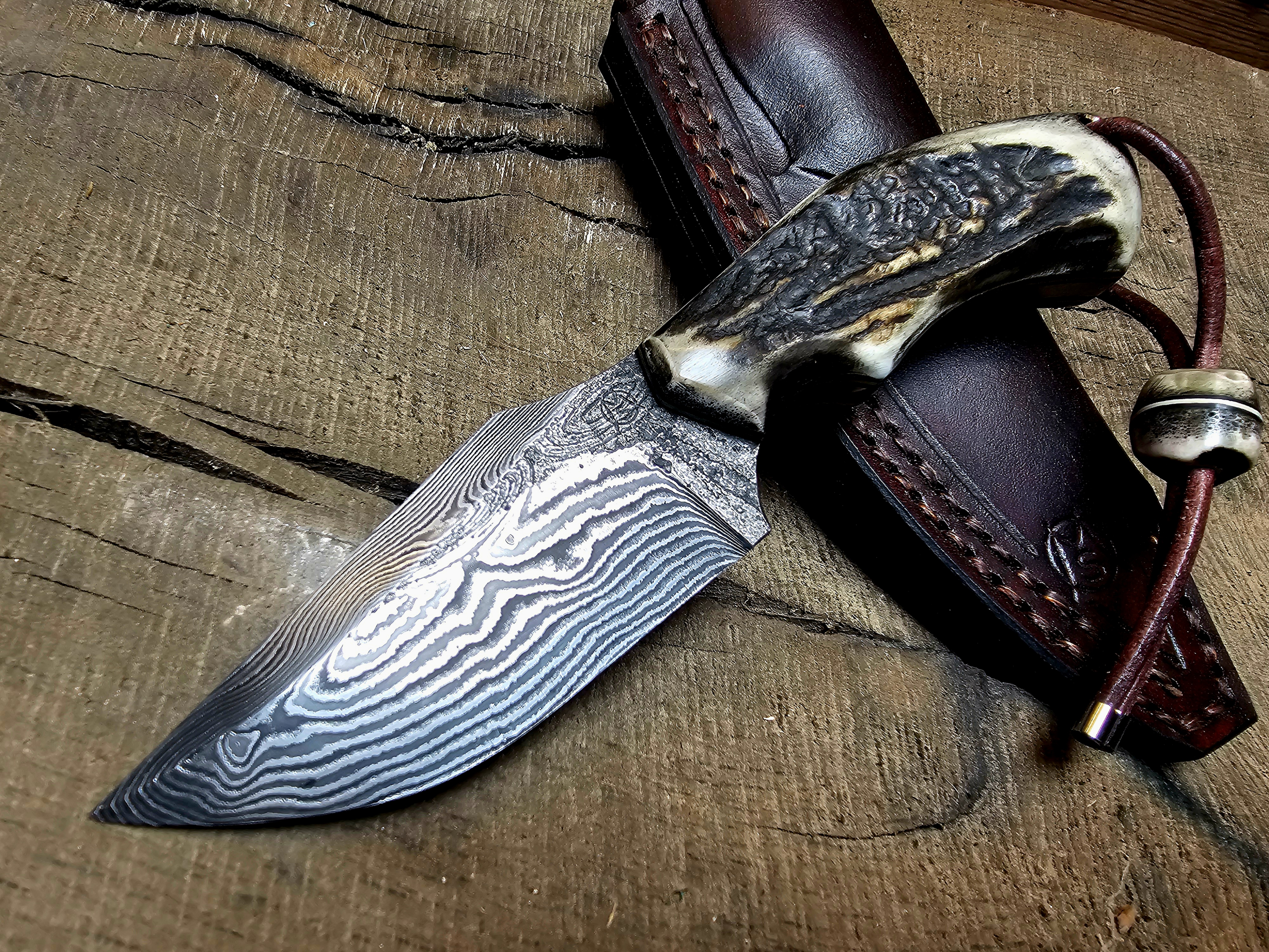 Handgefertigtes Damast Jagdmesser mit Hirschhorngriff und brauner Lederscheide