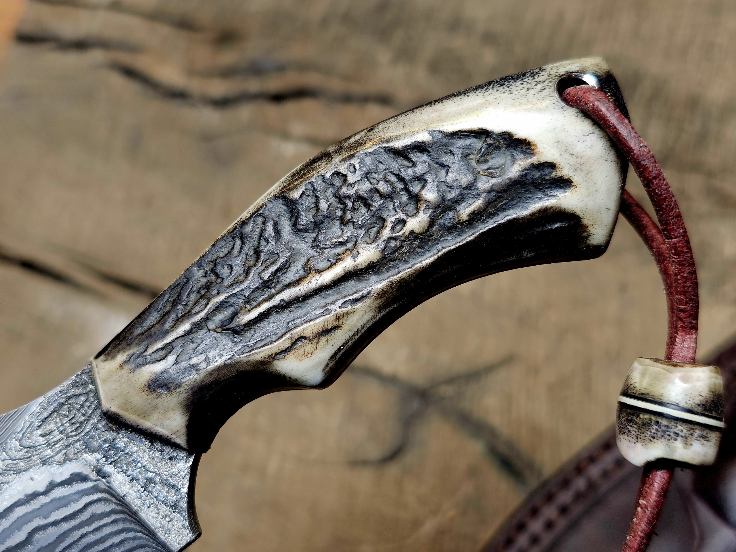 Detailaufnahme Hirschhorngriff mit Fangriemen handgefertigtes Damast Jagdmesser