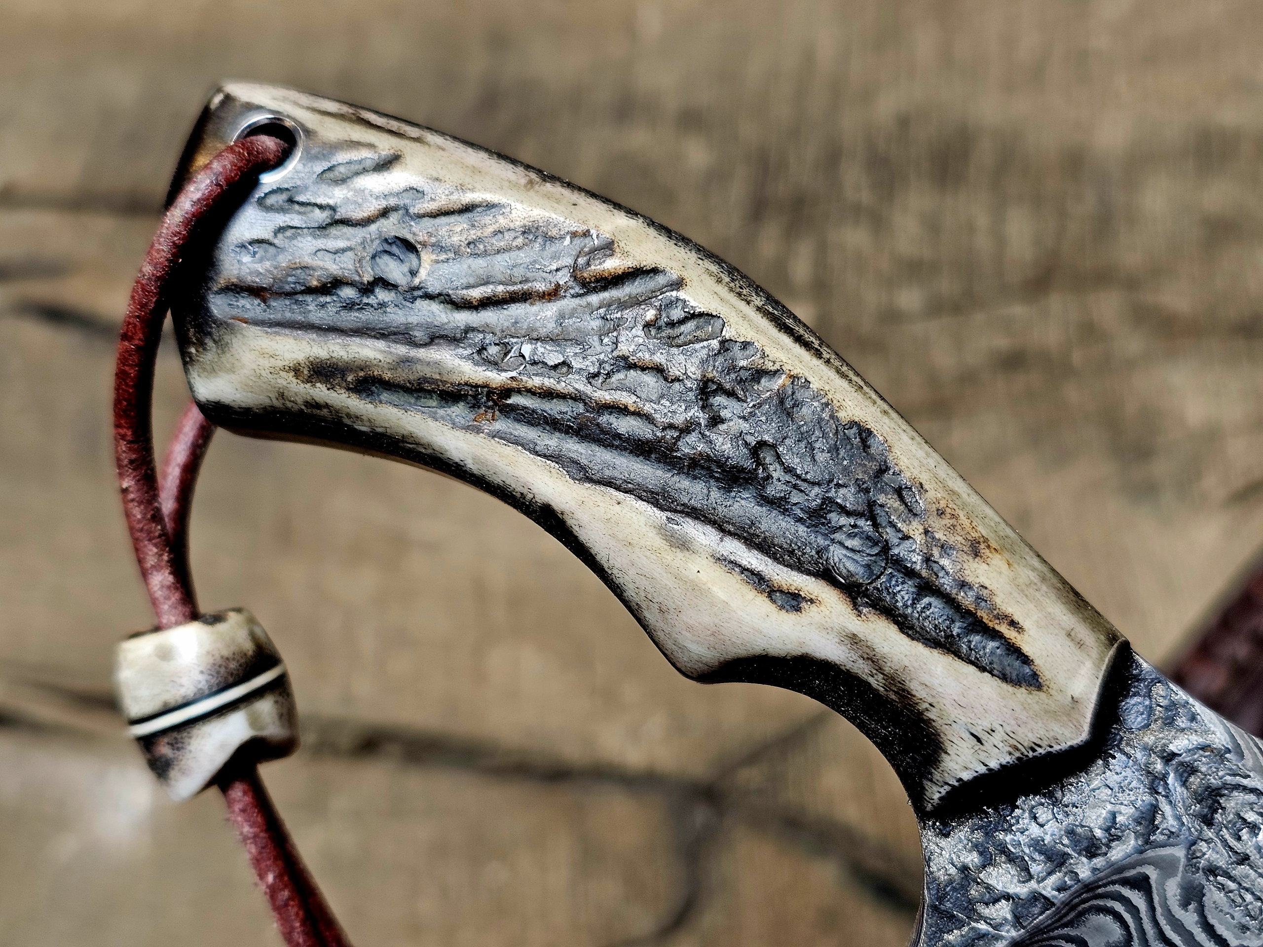 Strukturierter Hirschhorngriff handgefertigtes Damast Jagdmesser Detailansicht