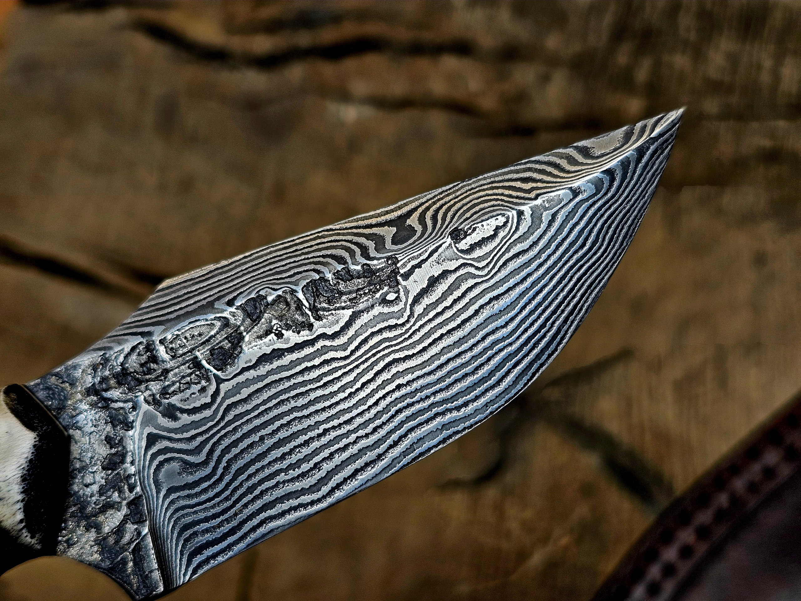 Detail Damastklinge mit markanter Maserung handgefertigtes Jagdmesser