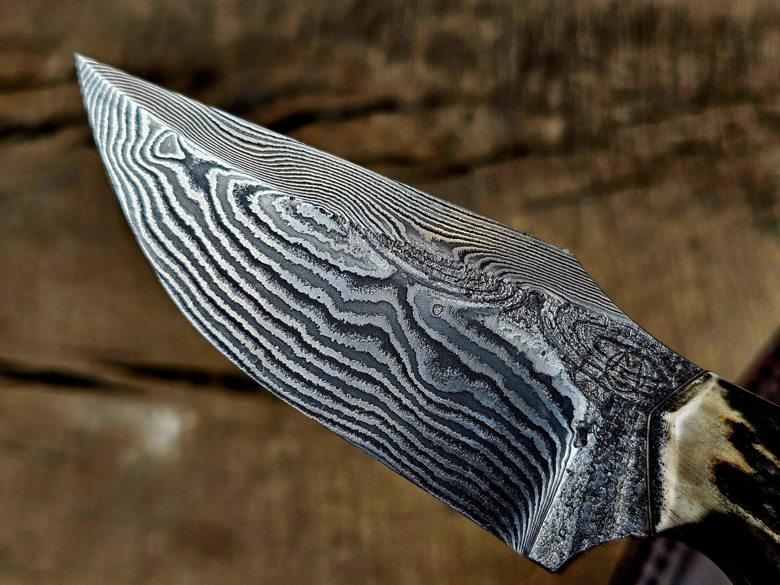Detailaufnahme Damastklinge mit ausgeprägtem Muster – handgefertigtes Jagdmesser