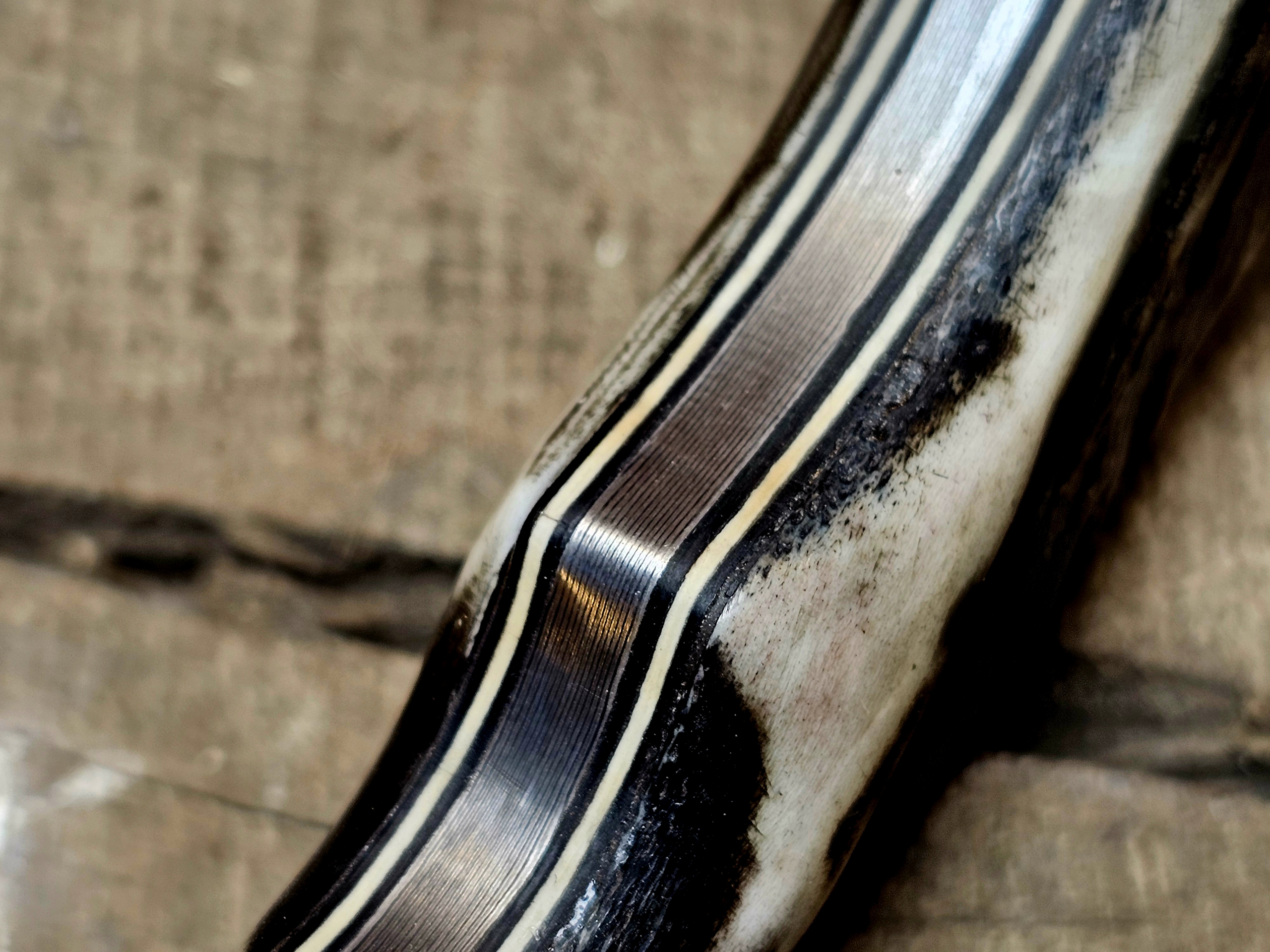 Detailaufnahme Griffunterseite mit Lagenaufbau und Hirschhorn – Damast Jagdmesser