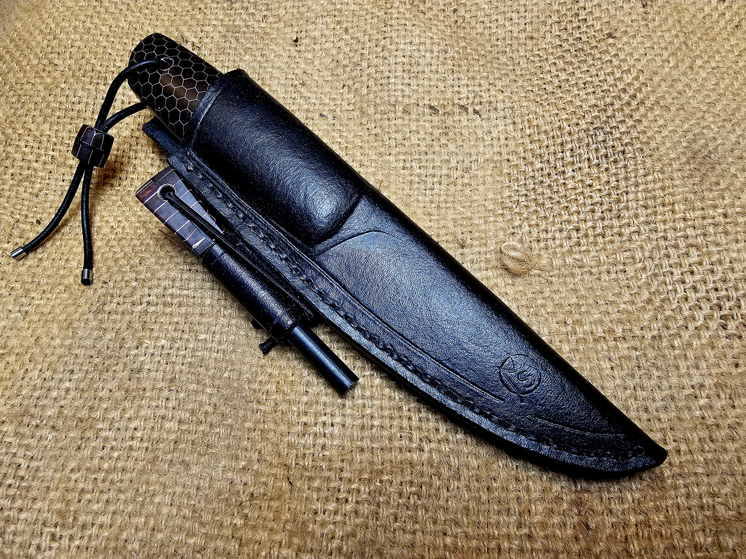 Handgenähte Lederscheide mit Firesteel für ein handgefertigtes Puukko Messer