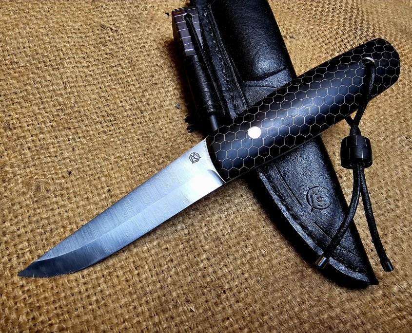 Puukko Messer aus Stahl 1.2510 mit C-Tek Griff und handgefertigter Lederscheide