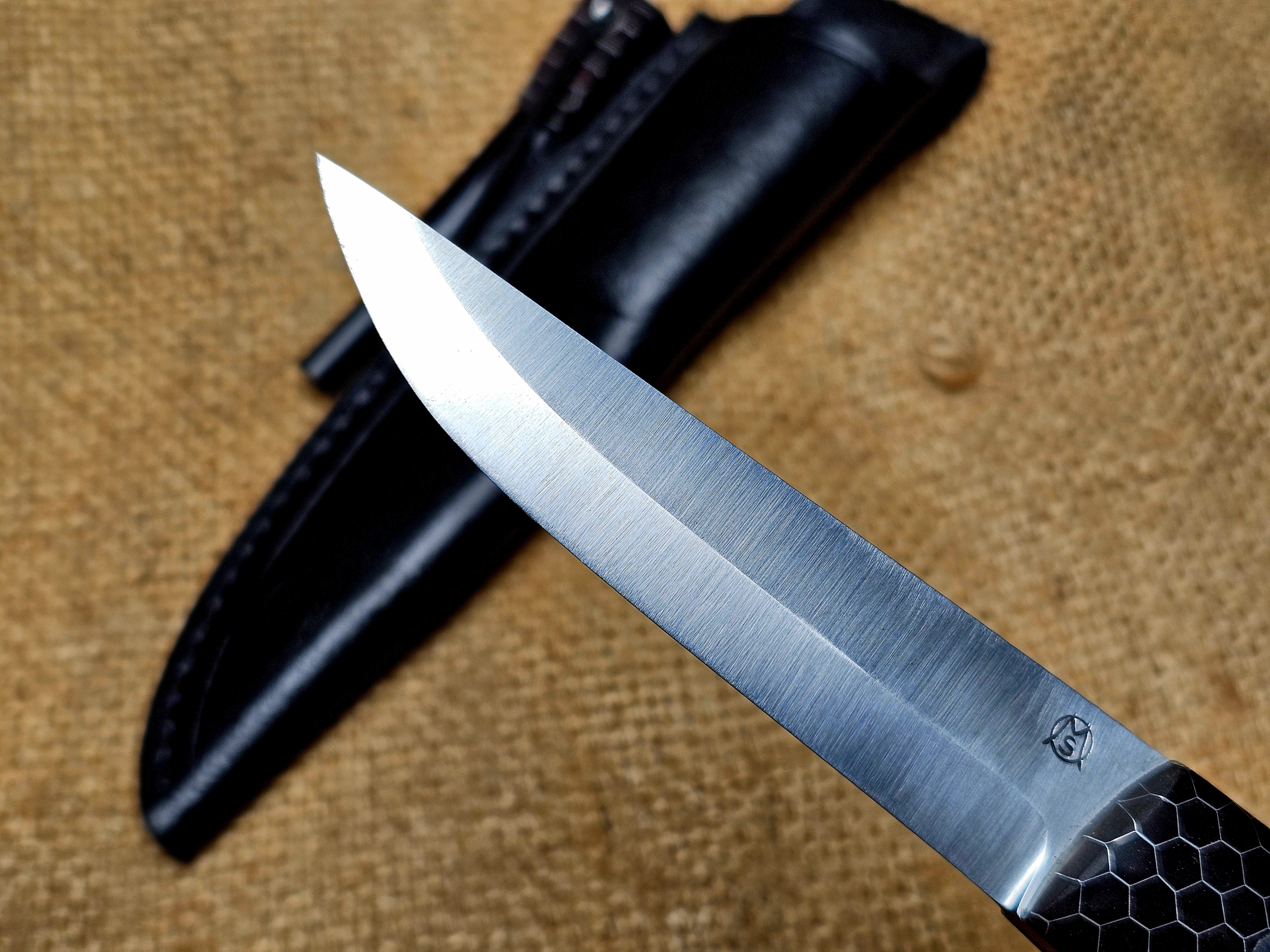 Scandi Schliff auf Null an der Klinge eines handgemachten Puukko Messers aus Stahl 1.2510