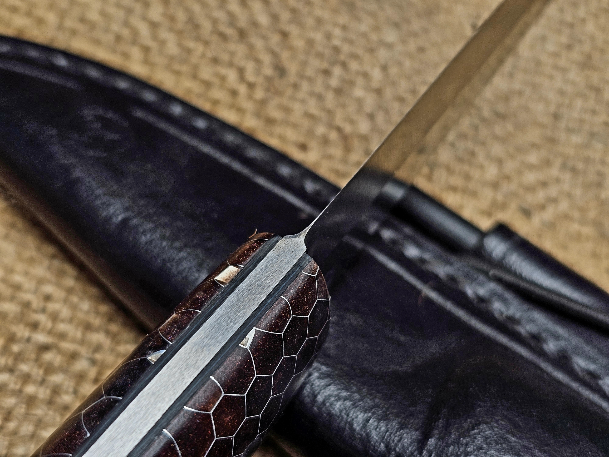 Detailansicht des Puukko Messers mit Scandi Schliff auf Null und Klinge aus Werkzeugstahl 1.2510