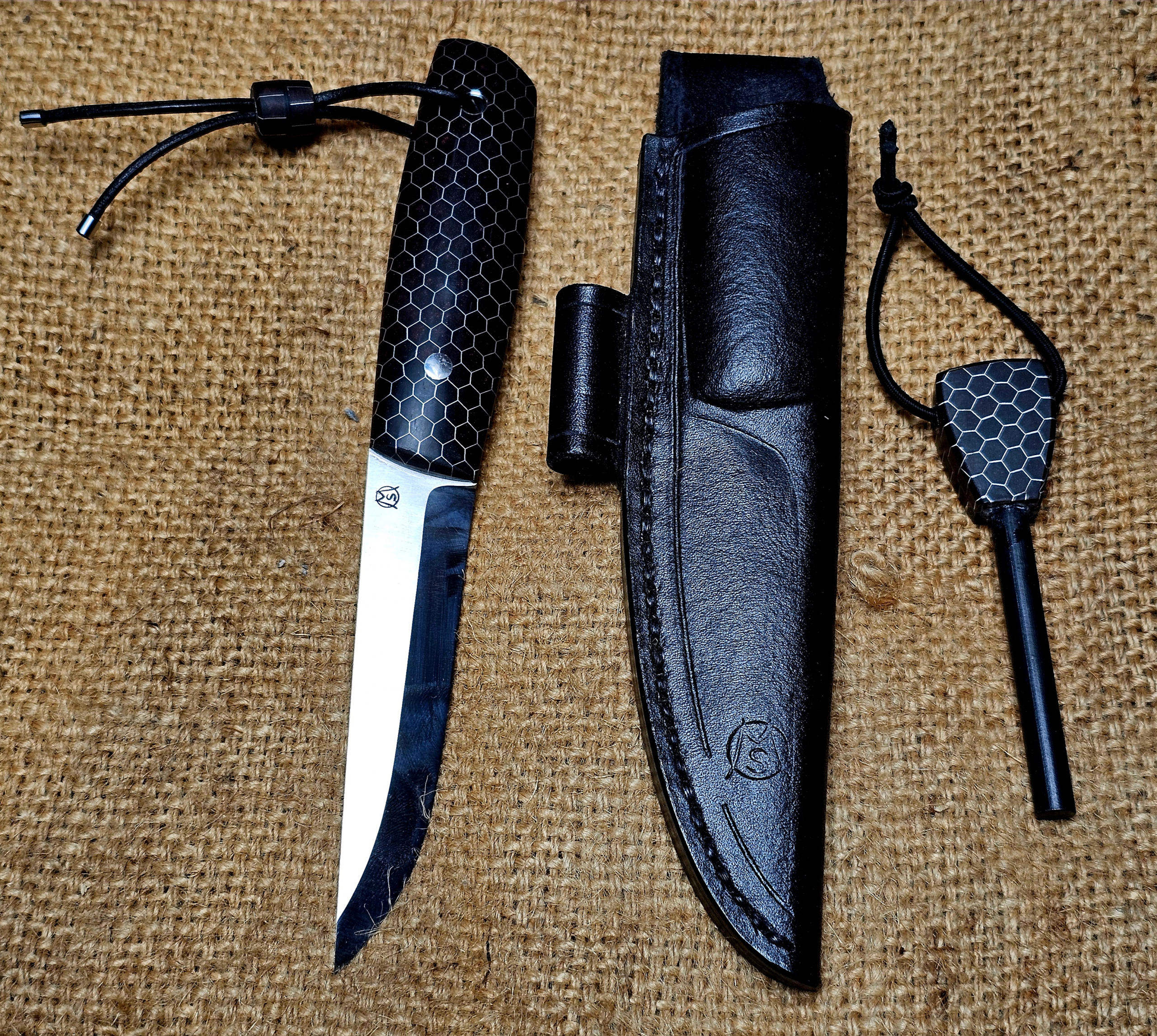 Handgefertigtes Puukko Messer aus Stahl 1.2510 mit C-Tek Griff, Lederscheide und Firestee