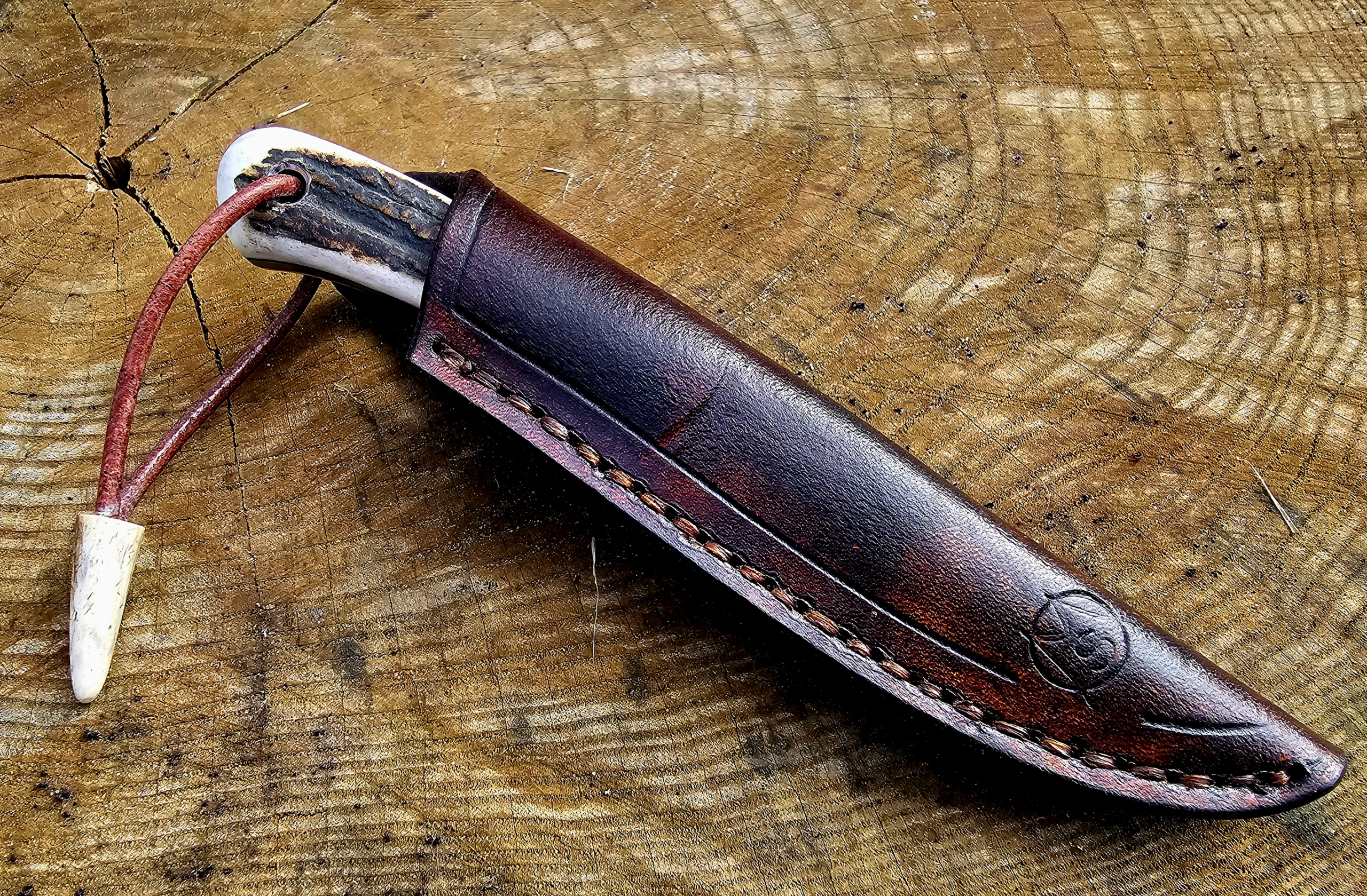 Handgefertigte Lederscheide für ein kleines Jagdmesser