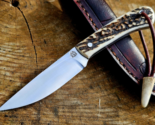 Kleines handgefertigtes Jagdmesser aus 1.2419 Stahl mit Hirschhorngriff