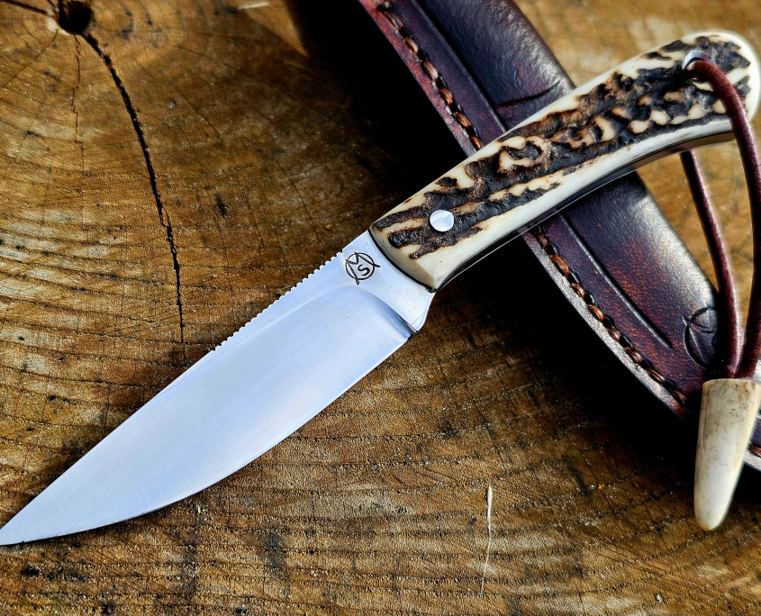 Kleines handgefertigtes Jagdmesser aus 1.2419 Stahl mit Hirschhorngriff