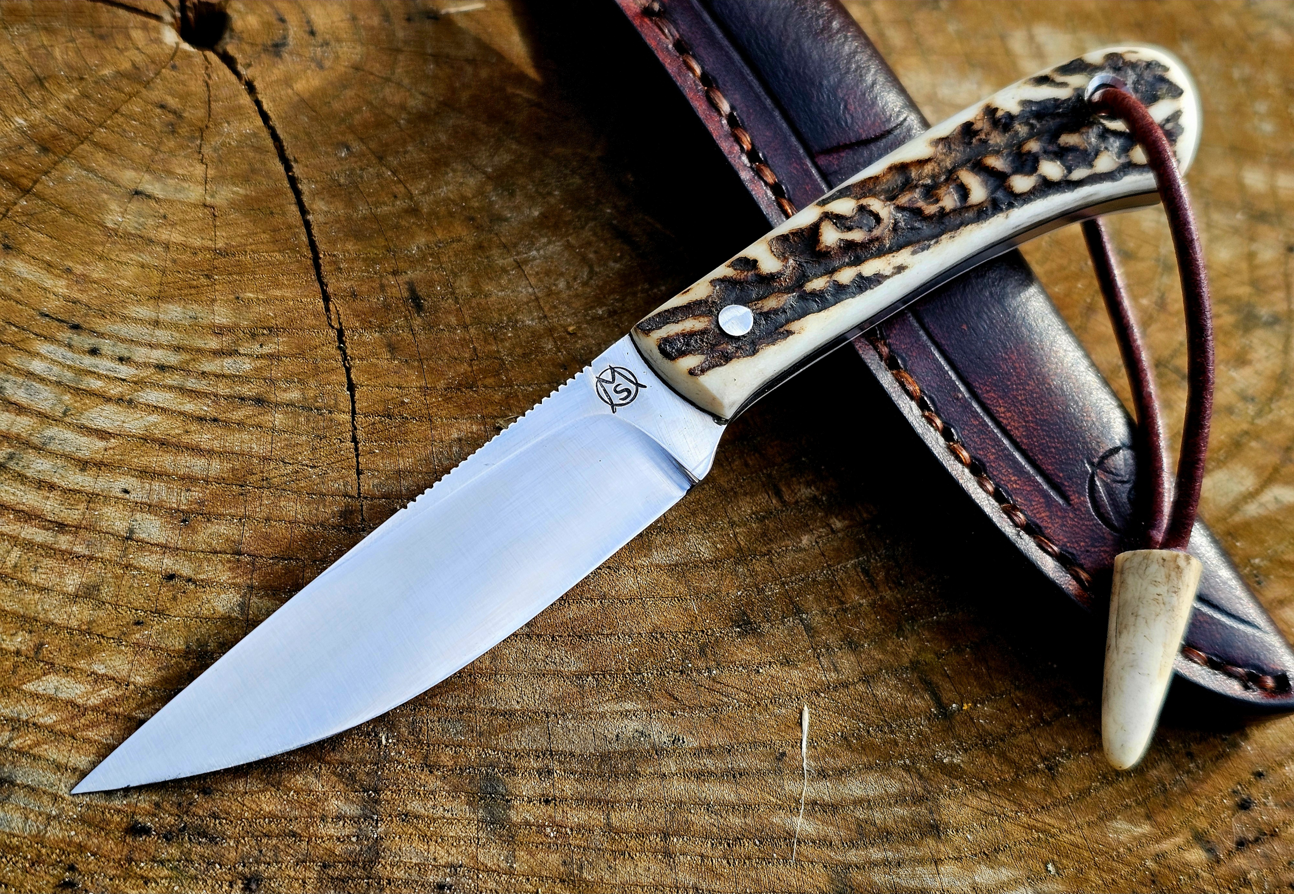 Kleines handgefertigtes Jagdmesser aus 1.2419 Stahl mit Hirschhorngriff