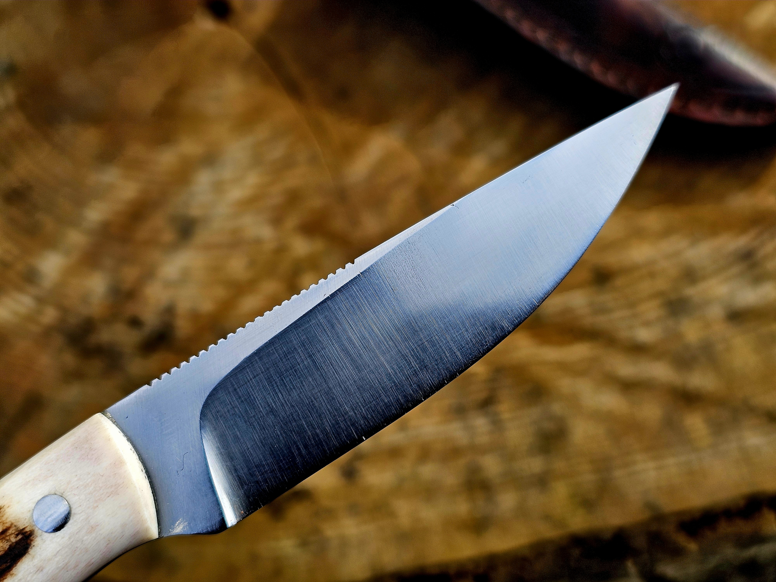 Detail der geschliffenen Klinge eines handgefertigten Jagdmessers aus 1.2419 Stahl