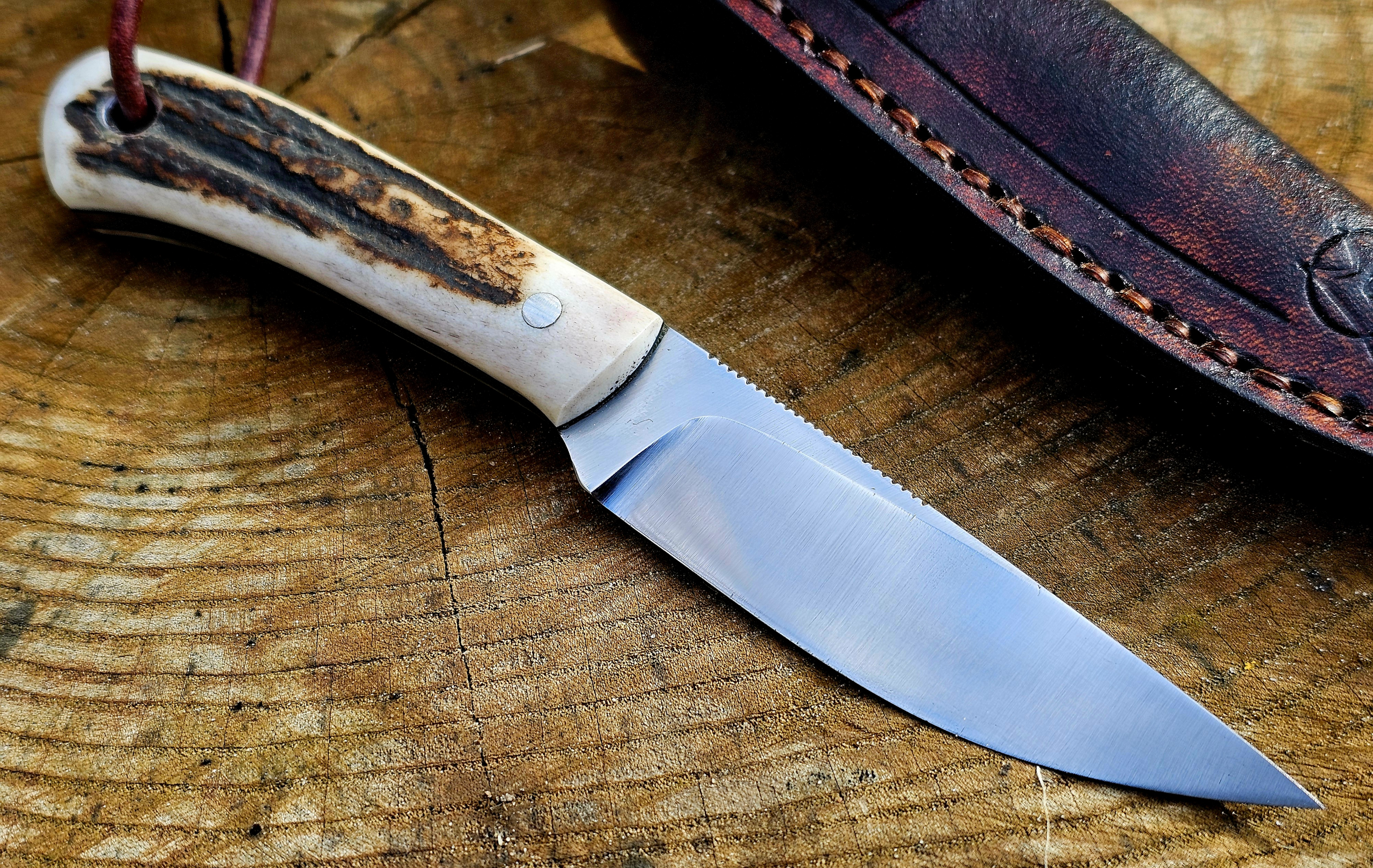 Handgefertigtes Jagdmesser mit Hirschhorngriff und 7,7 cm Klinge