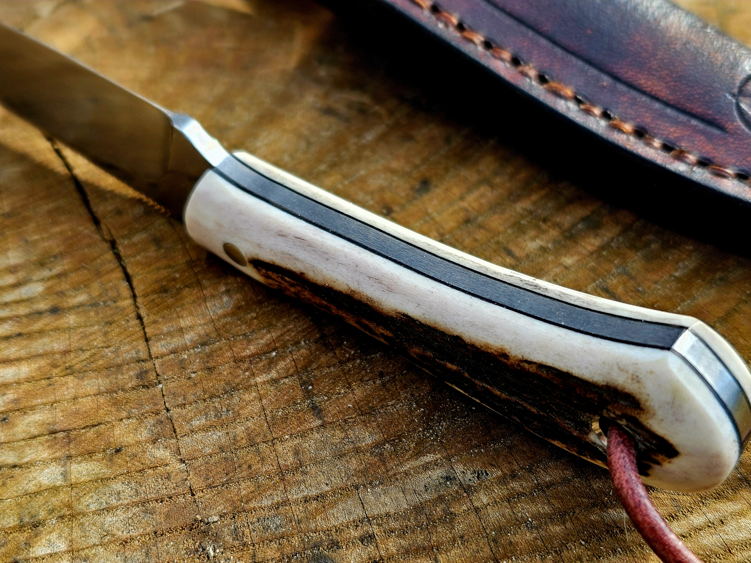 Seitliche Ansicht des Hirschhorn-Griffs eines handgefertigten Jagdmessers