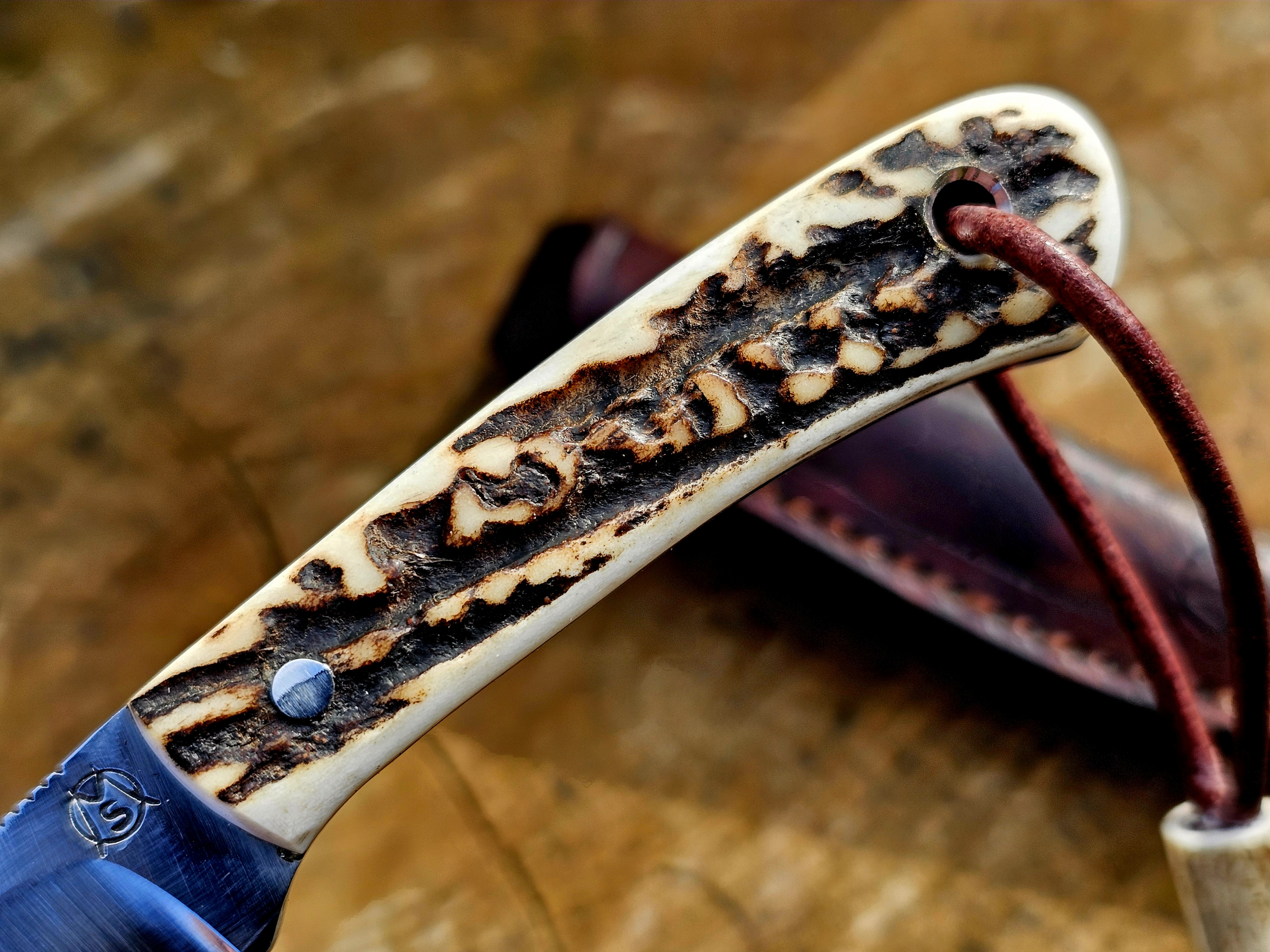 Detail der Griffschalen aus heimischem Hirschhorn bei einem handgefertigten Jagdmesser