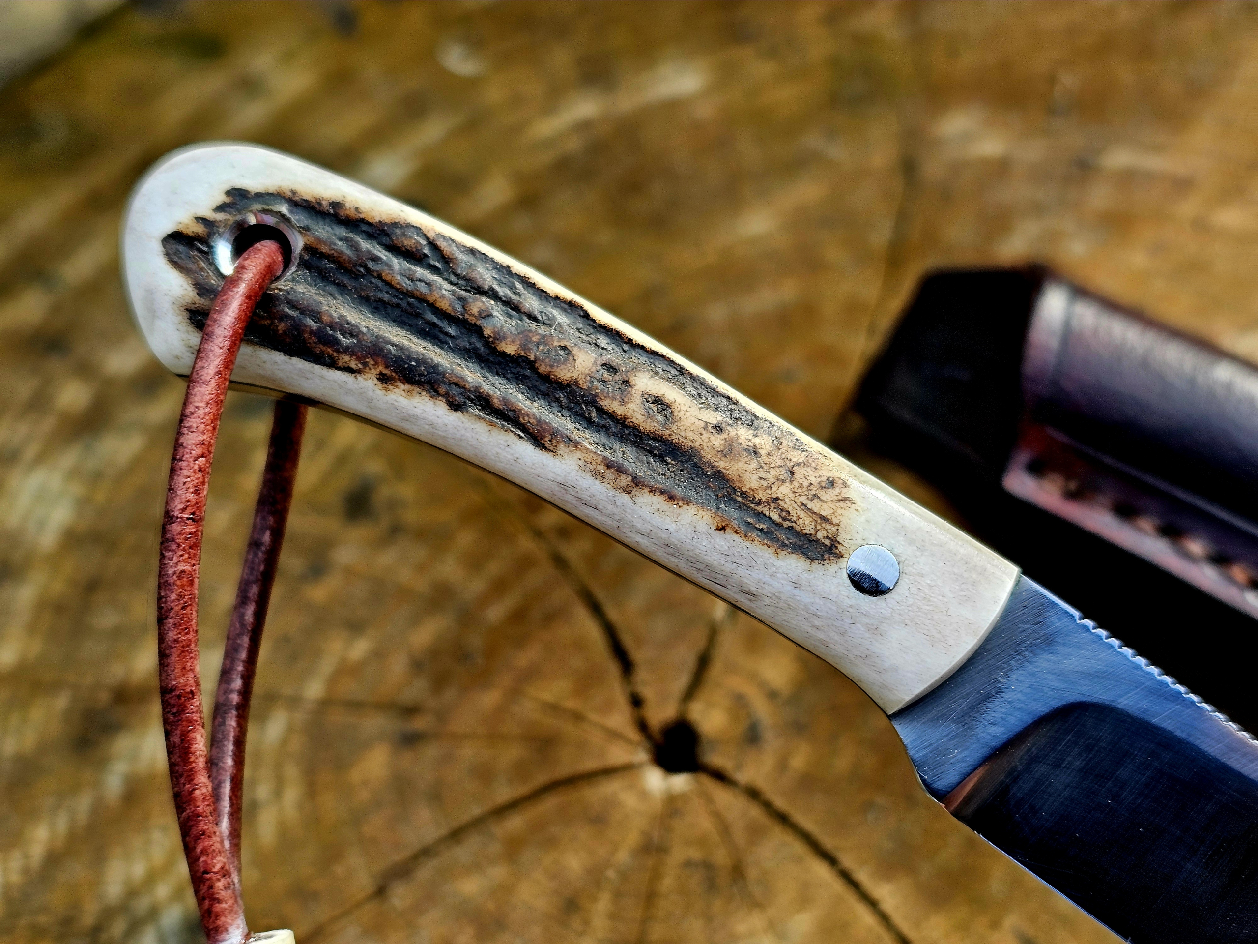 Handgefertigtes Jagdmesser mit Griff aus Hirschhorn, Detailaufnahme der Griffstruktur