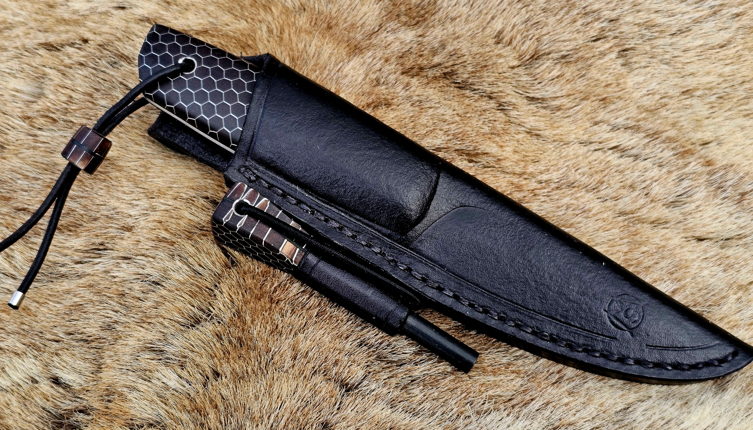 Handgefertigtes Puukko Messer mit Lederscheide und Firesteel