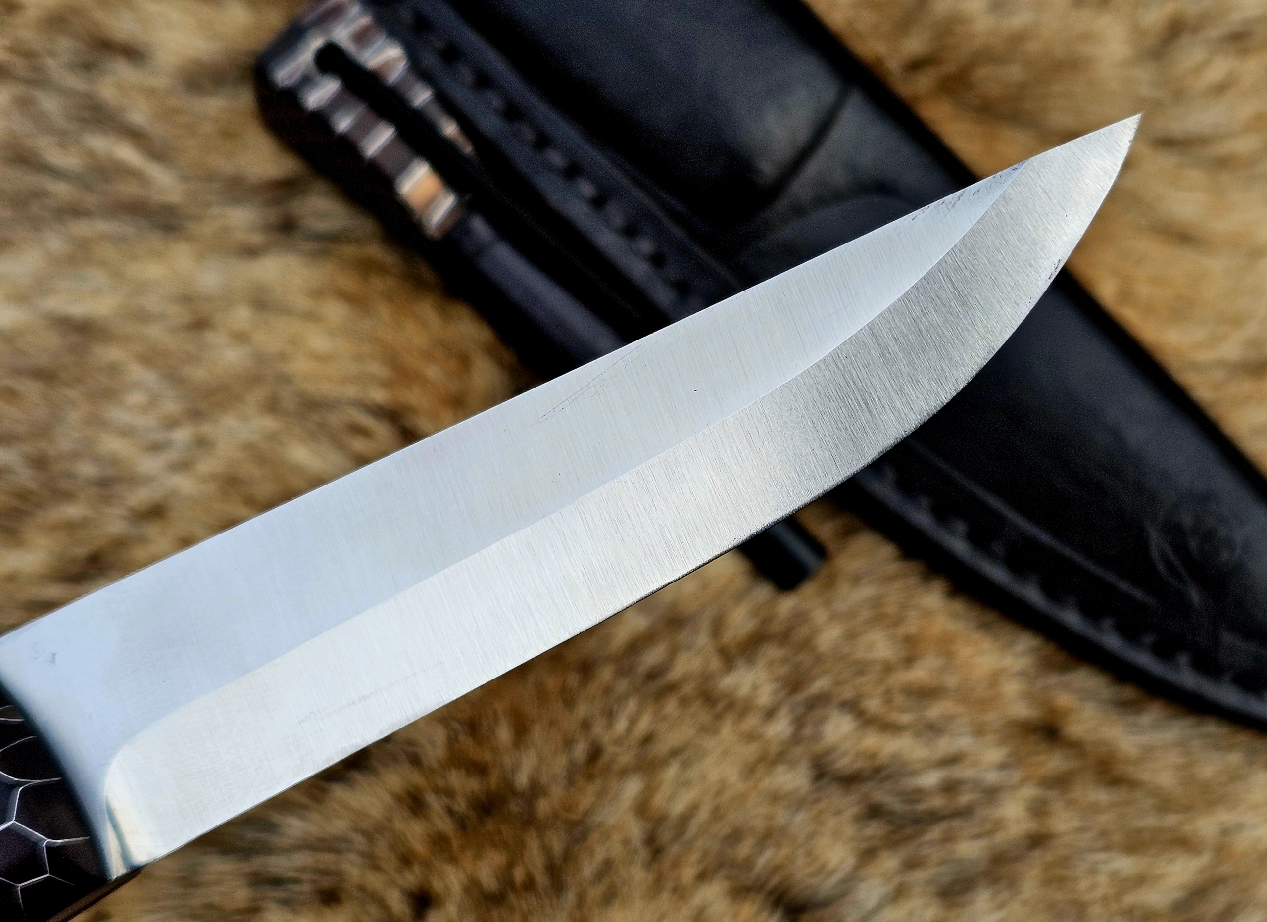 Puukkoklinge aus 1.2510 auf Null ausgeschliffen.