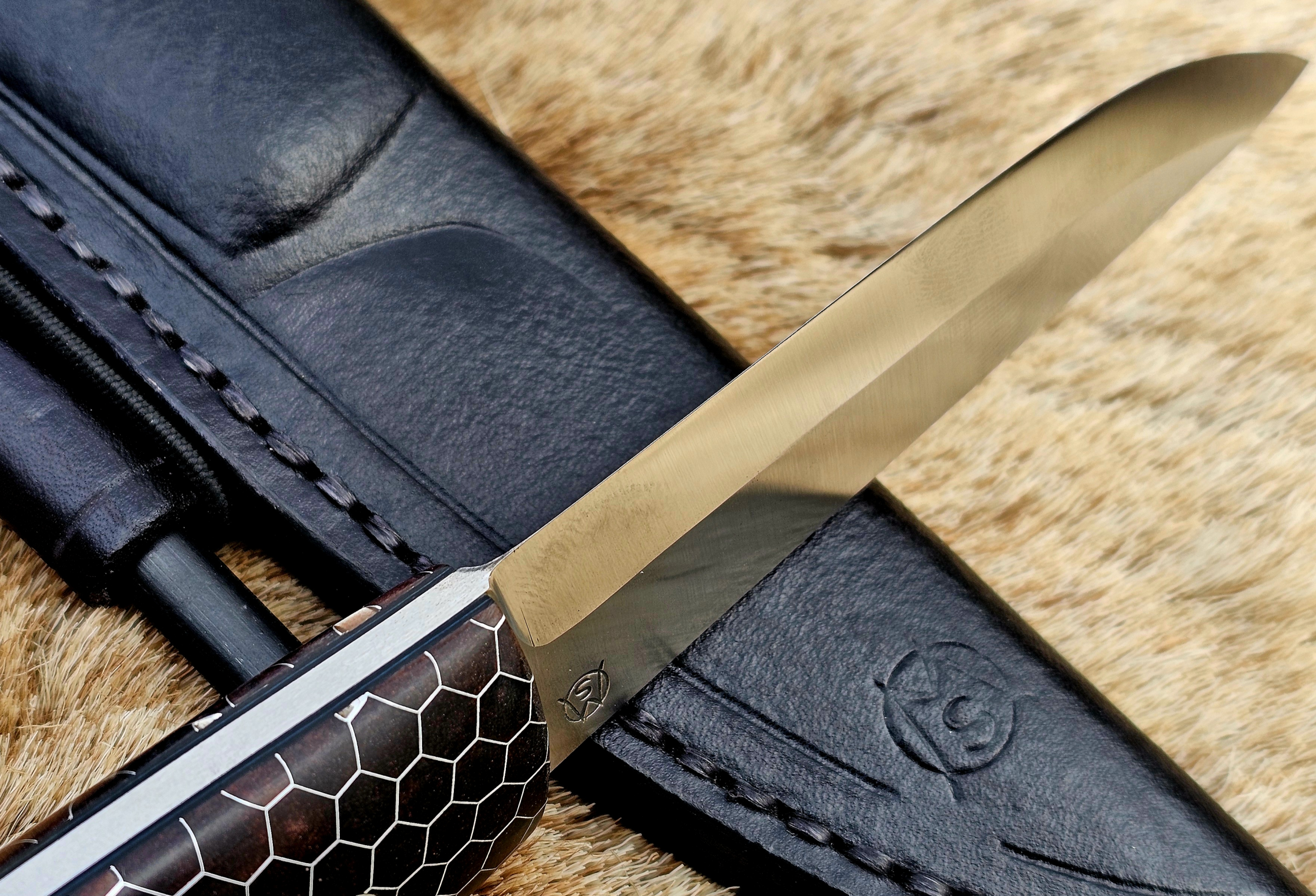 Puukkoklinge aus 1.2510 Stahl auf Null ausgeschliffen.