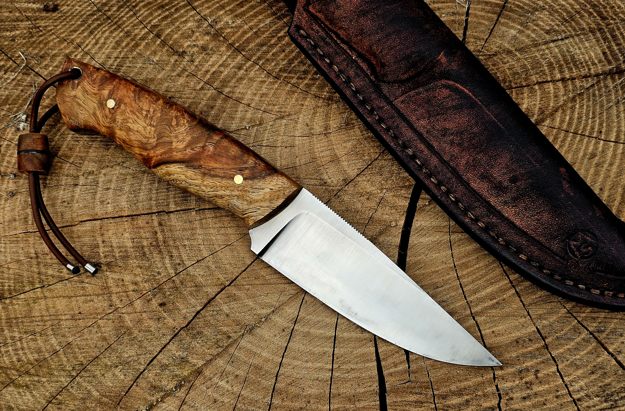 Fein ausgeschliffene Klinge aus 1.2510 Werkzeugstahl bei handgefertigtem Messer