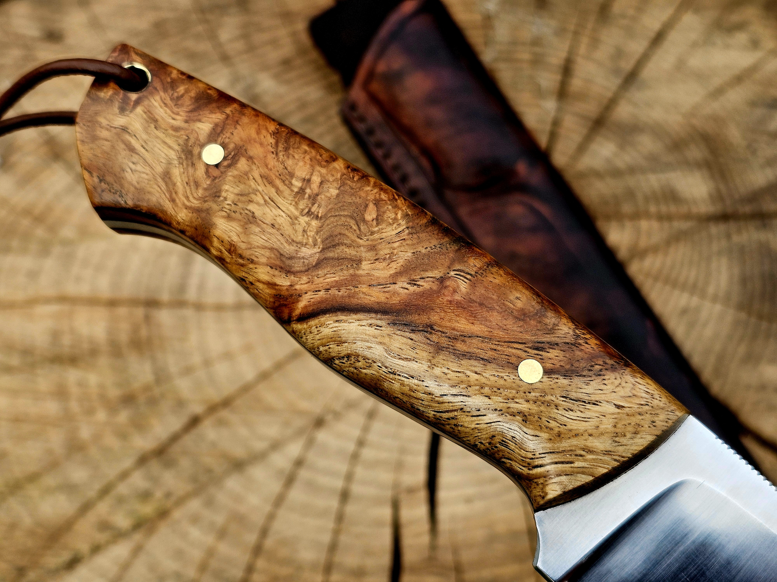 Detail Griff mit Bronze Pins und schwarzem Liner bei handgefertigtem Messer