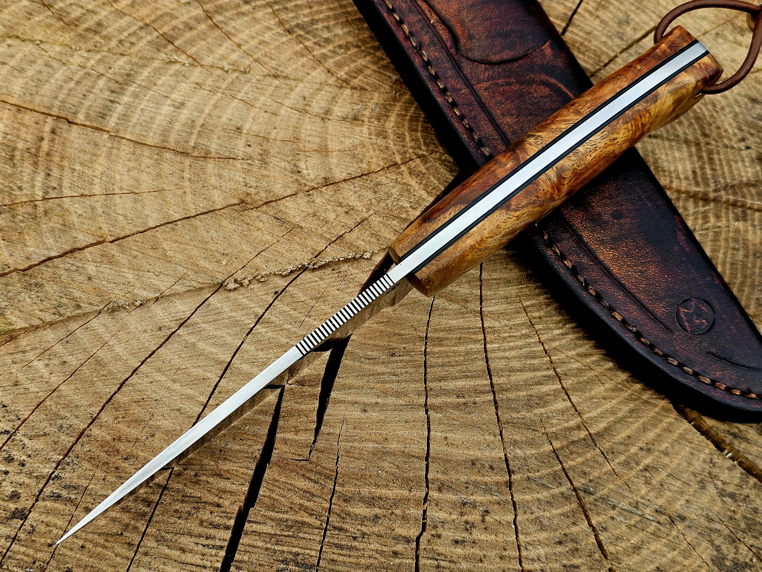 Daumenriffel auf Klingenoberseite für sichere Halt.