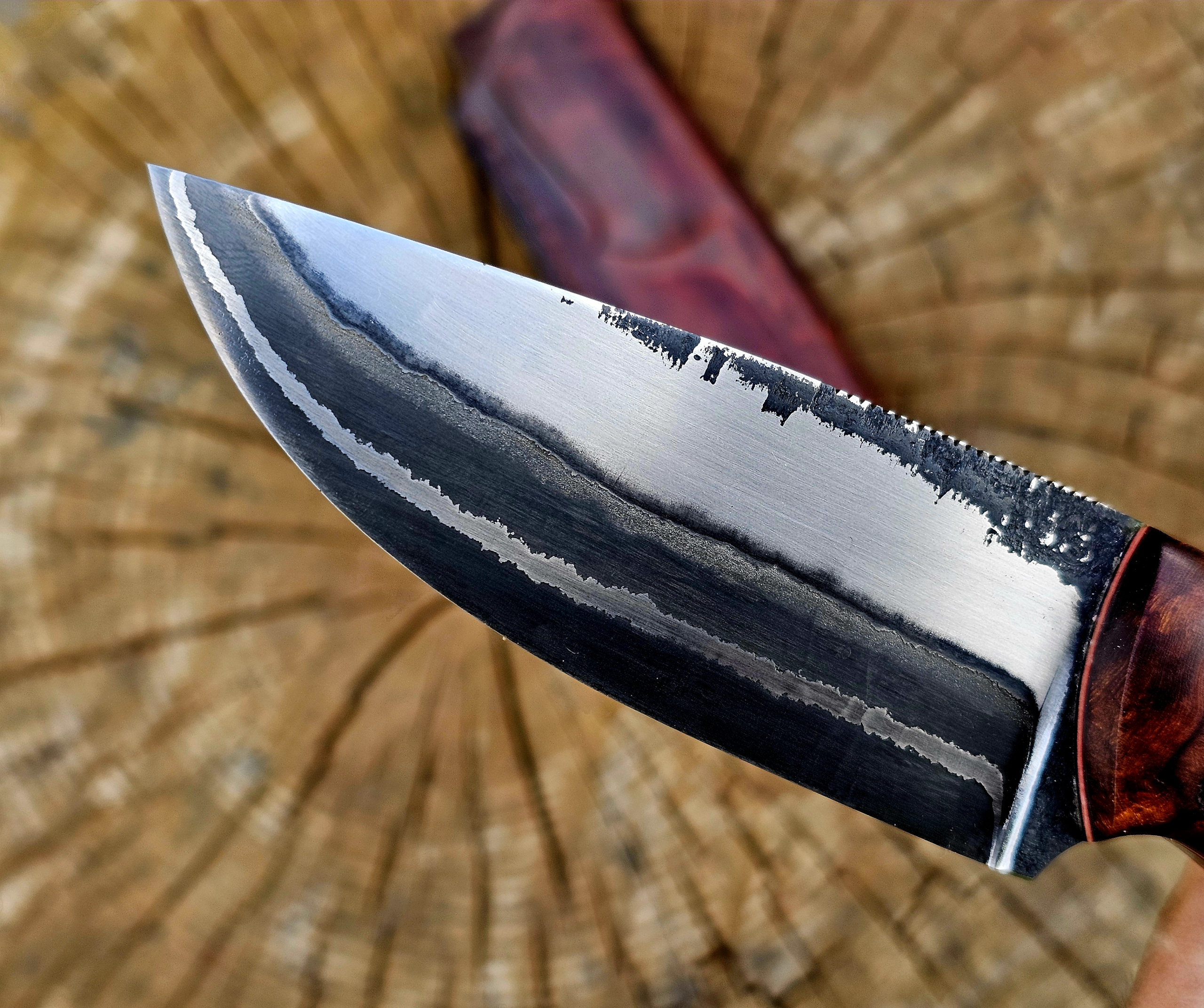 Detailaufnahme der Klinge aus rostfreiem 7 Lagenstahl mit ApexUltra Schneidkern