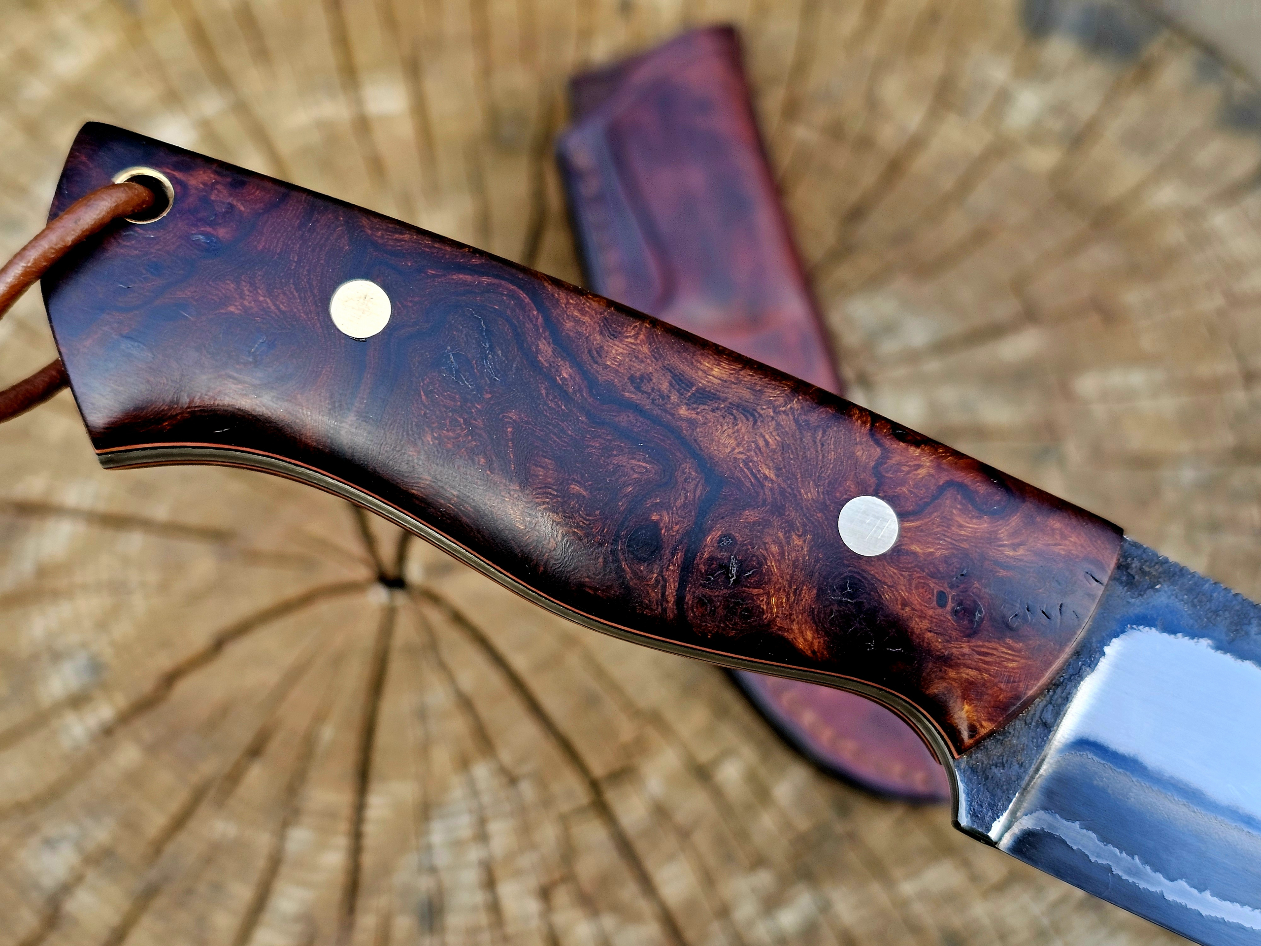 Detail vom Griff mit Messingpins und edler Holzmaserung