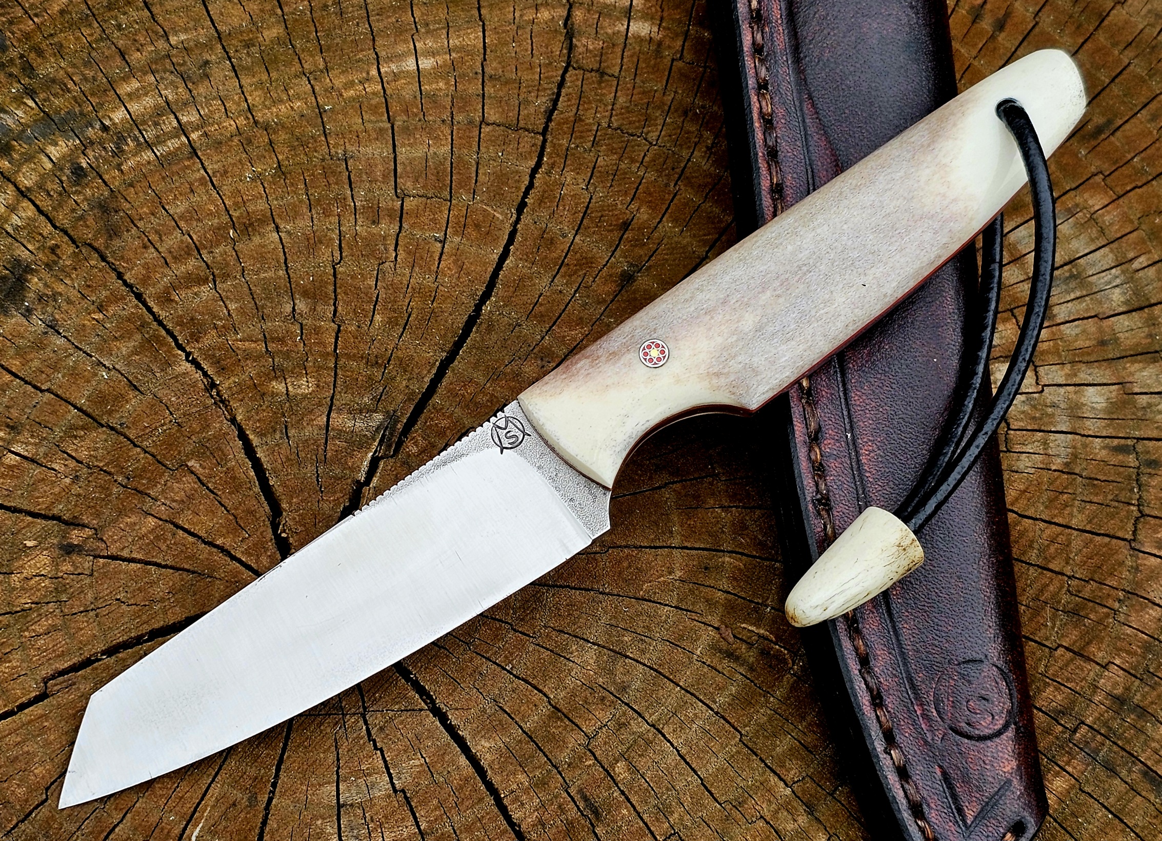 Boreas Messer aus 1.2565 Stahl mit Rentierhor und brauner Lederscheide