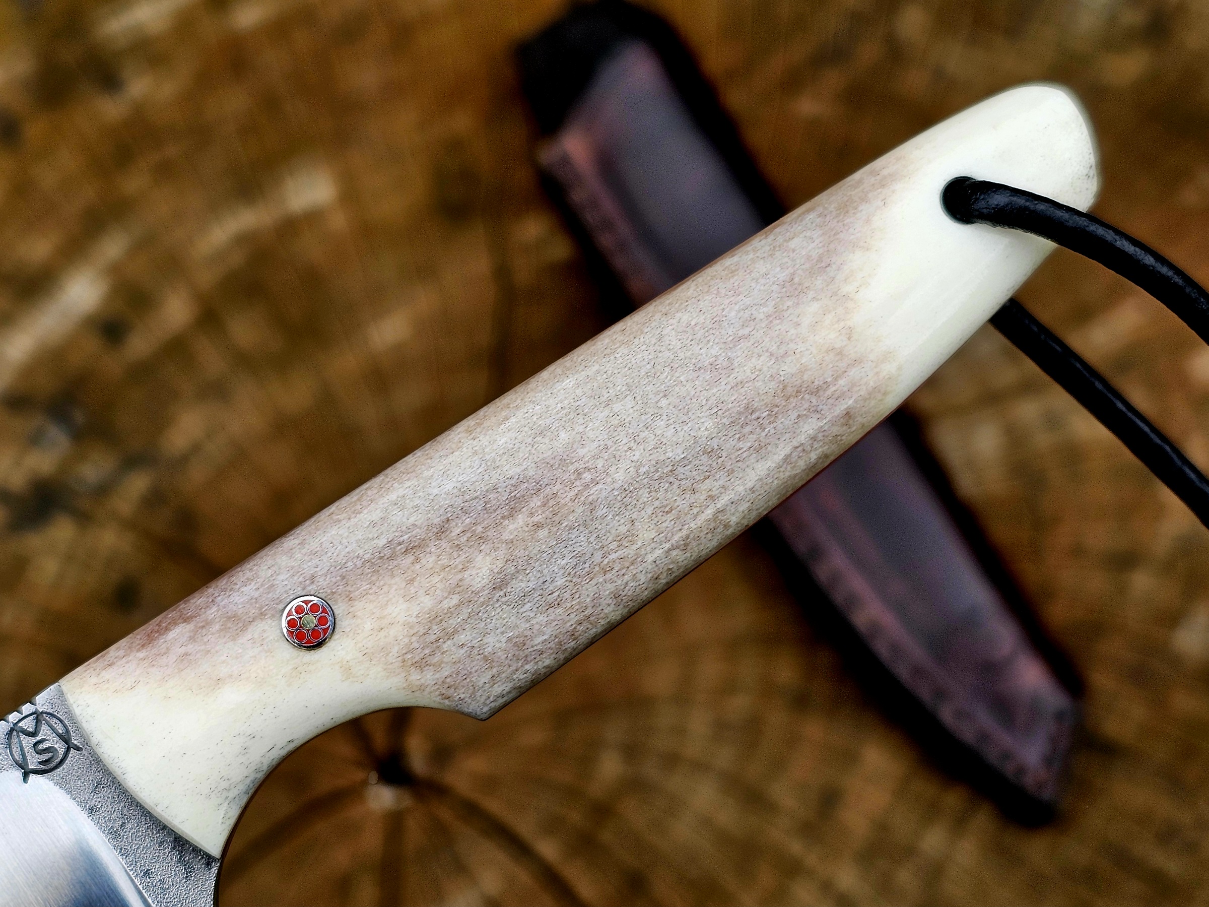 Griffdetail vom Boreas Messer aus echtem Rentierhorn mit rotem Mosaikpin und Fangriemen