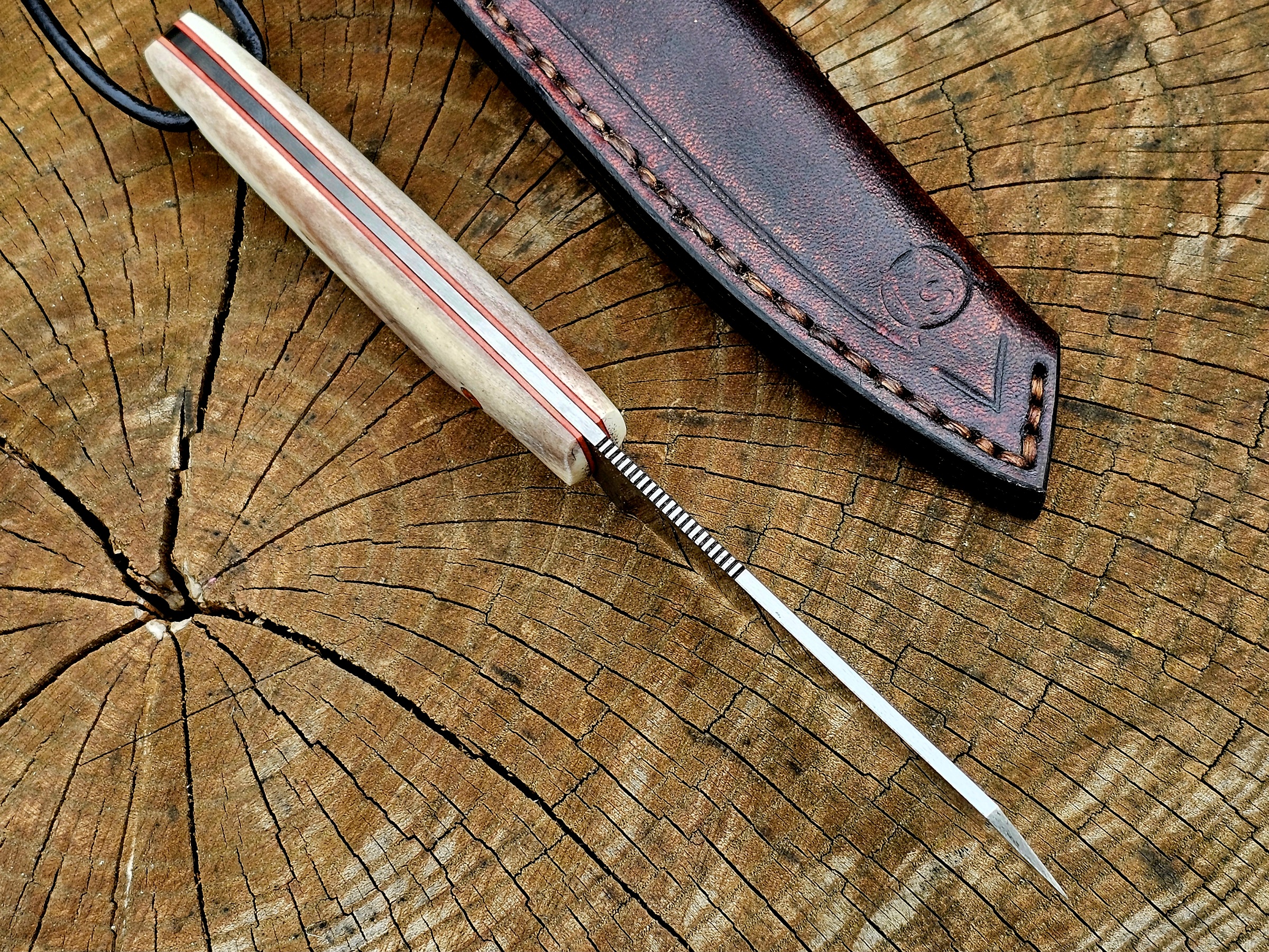 Rückenansicht vom Boreas Messer mit durchgehendem Erl, roten Linern und feiner Klingengeometrie