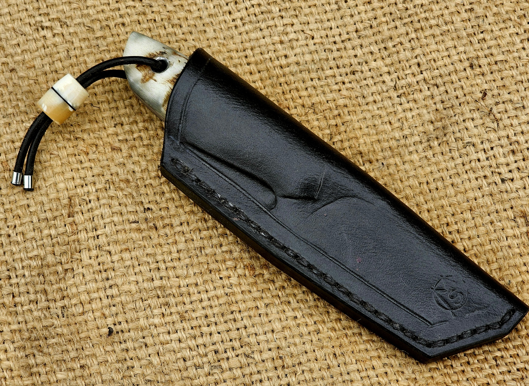 Merino Tanto in schwarzer Lederscheide