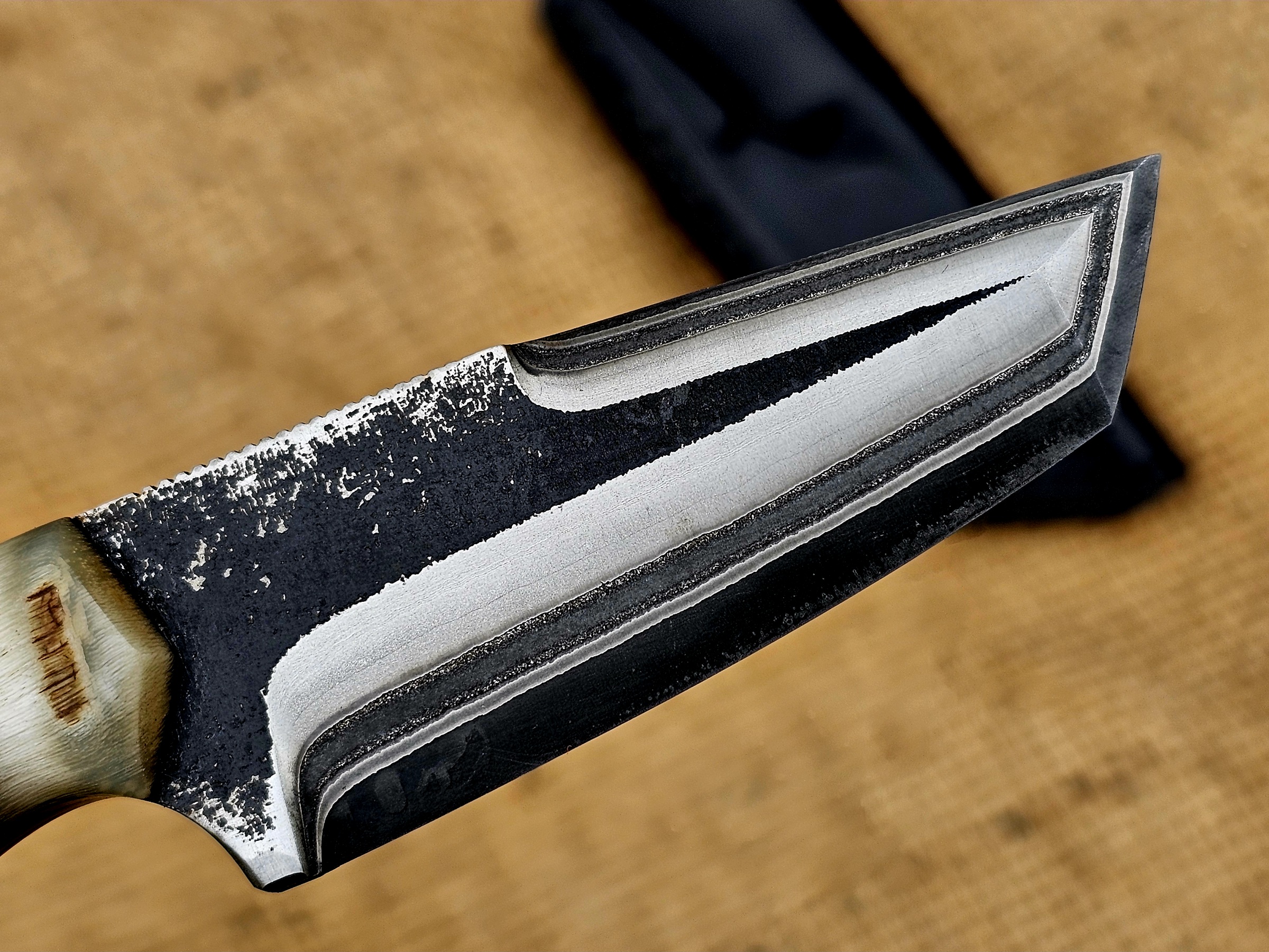 Detailaufnahme der handgeschliffenen Tanto Klinge