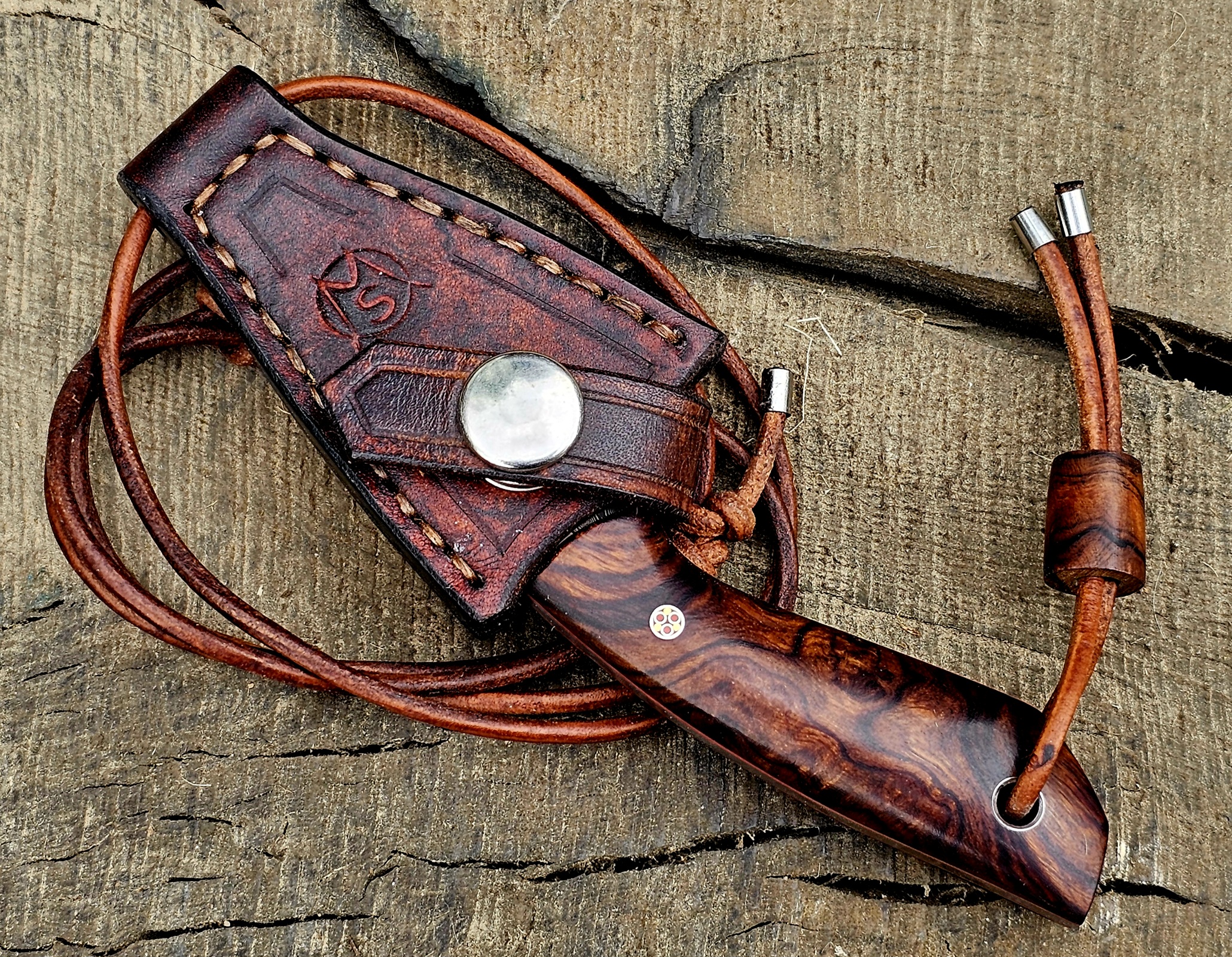 Mini Damastmesser mit handgefertigter Lederscheide und Wüsteneisenholzgriff