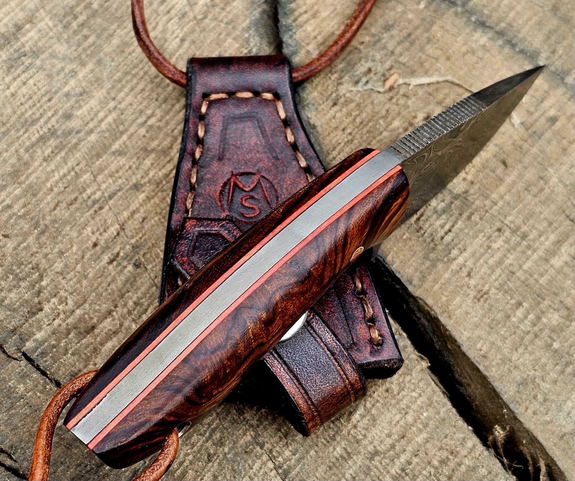 Mini Damastmesser mit Perry Bahlsdamast und Wüsteneisenholzgriff auf Lederscheide