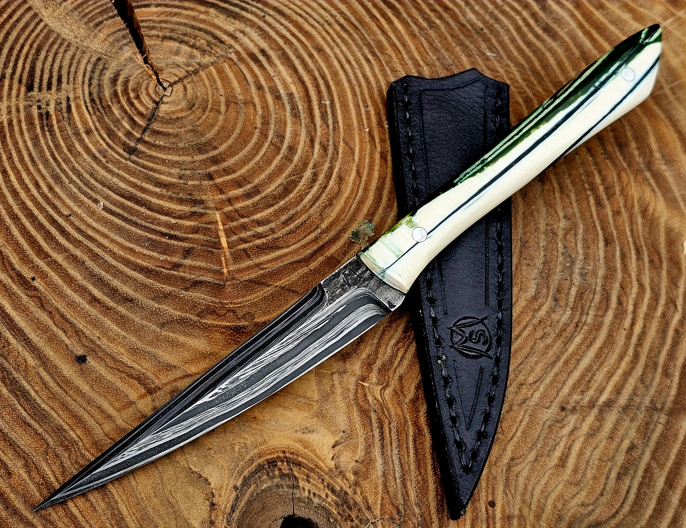 Spike Jagdmesser aus eigenem Damast mit Wolframstahl 1.2519 und schwarzer Lederscheide