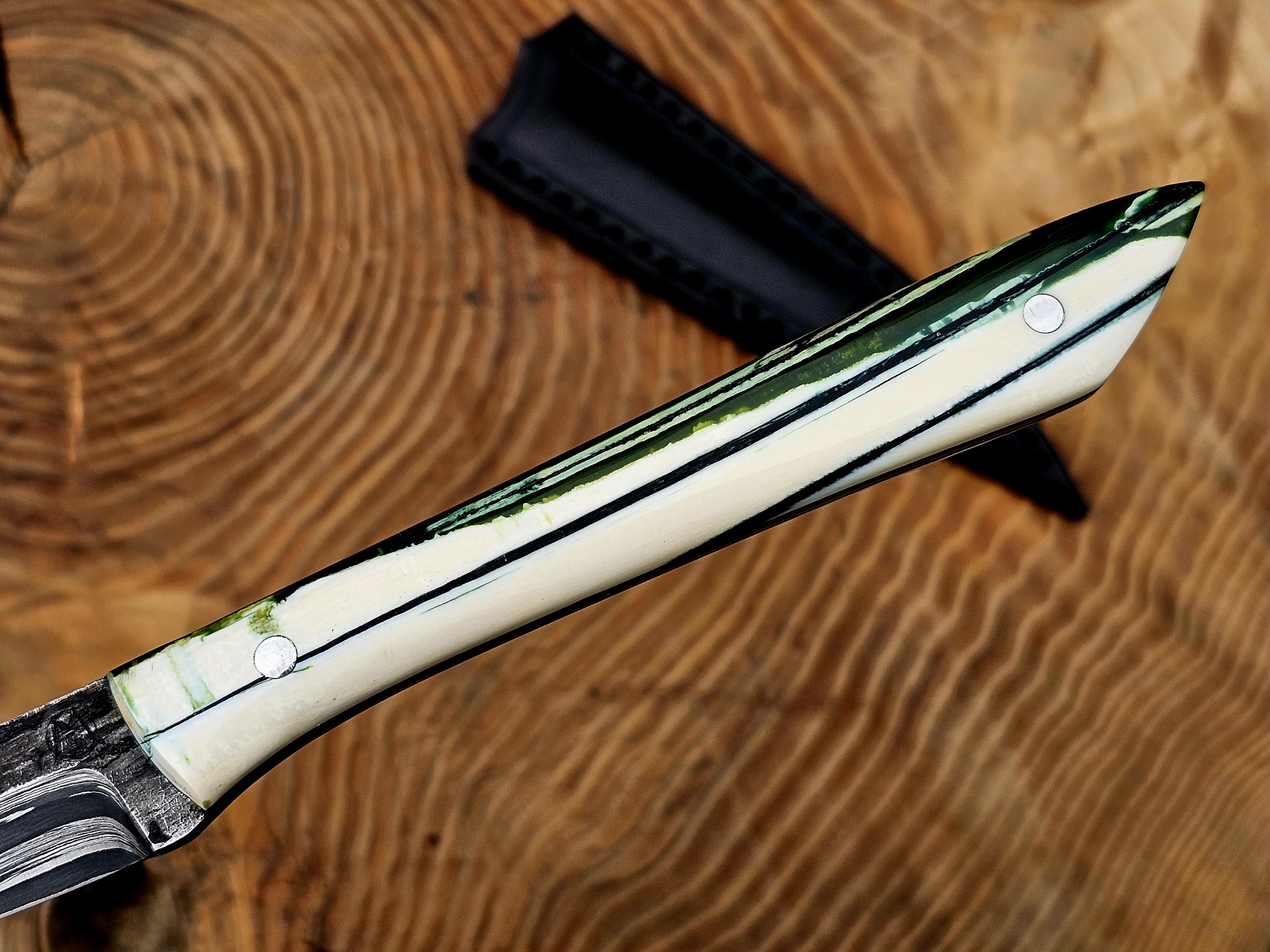 Detailaufnahme vom Spike Damastmesser mit heller Mammutelfenbeingriffschalen