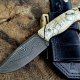 Handgefertigtes Bady K Bushcraftmesser mit Paschinger-Damastklinge, stabilisiertem Mammutelfenbein-Griff und schwarzer Bushcraft-Lederscheide.