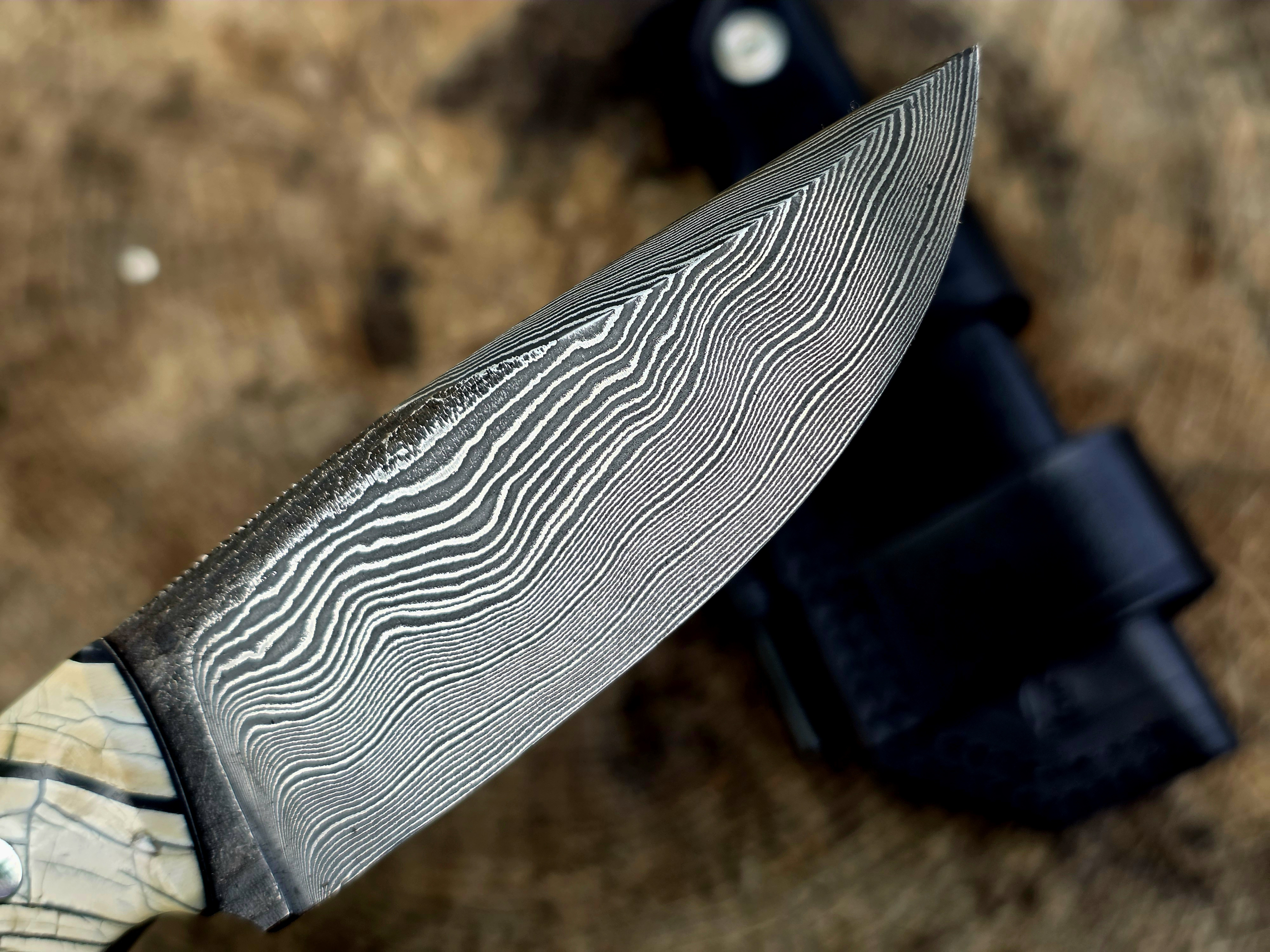 Bady K – Paschinger-Damastklinge Rückseite Detailaufnahme der zweiten Klingenseite des Bady K Bushcraftmessers aus Paschinger-Damast mit ausgeprägter Wellenstruktur.