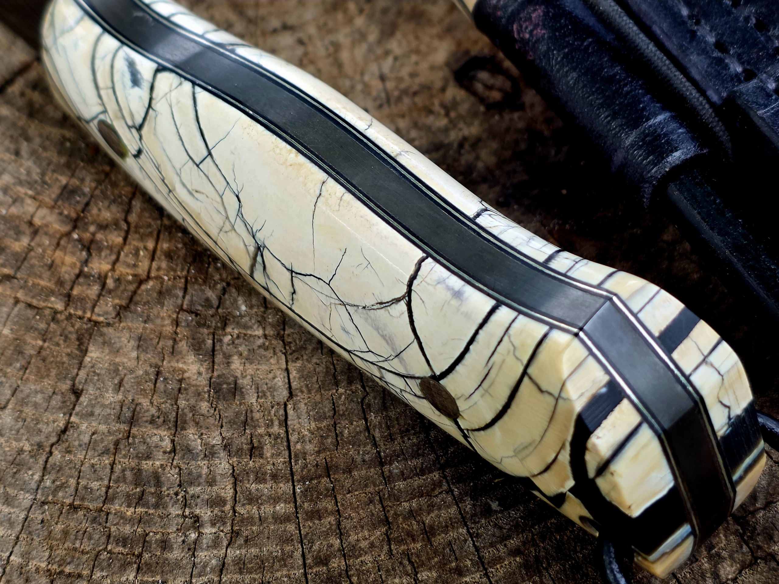 Bady K – Mammutelfenbein-Griff mit Neusilber-Linern – Meyers Messer Griffdetail des Bady K Bushcraftmessers aus stabilisiertem Mammutelfenbein mit schwarzer Maserung und Neusilber-Linern