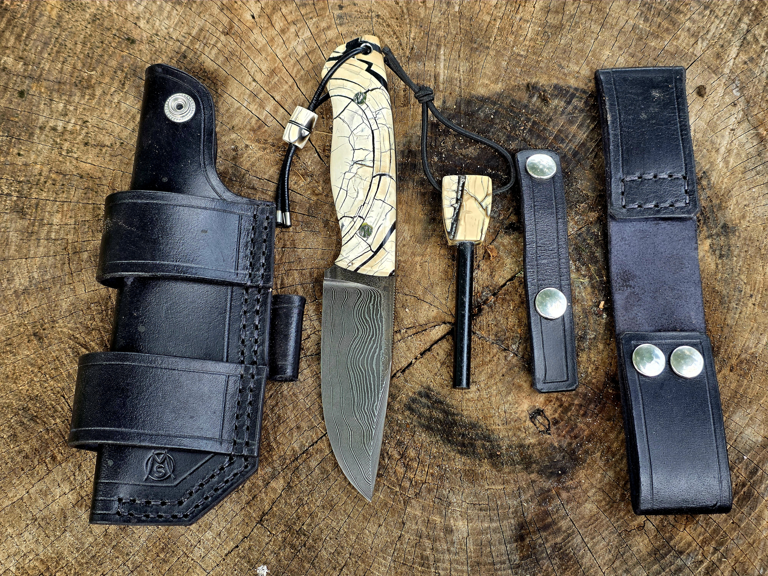 Bady K – Bushcraftmesser mit Mammutelfenbein und Damast – Meyers Messer Bady K Bushcraftmesser mit Paschinger-Damastklinge, Mammutelfenbeingriff, schwarzer Lederscheide, abnehmbarem Dangler und Feuerstahl