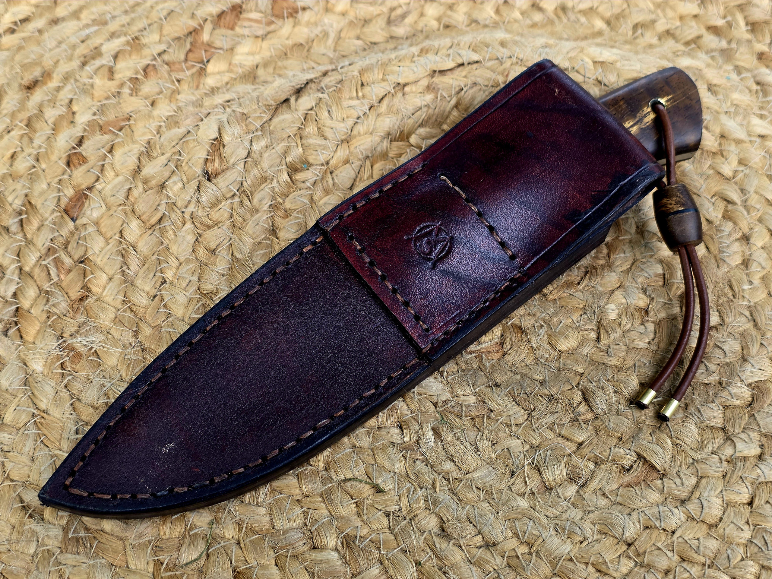 Shor 2.0 Jagdmesser in dunkelbrauner handgenähter Lederscheide mit Gürtelschlaufe und Lederfangriemen