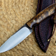Handgefertigtes Shor 2.0 Jagdmesser mit Curly-Mango-Griff, Mosaikpin und dunkelbrauner Lederscheide