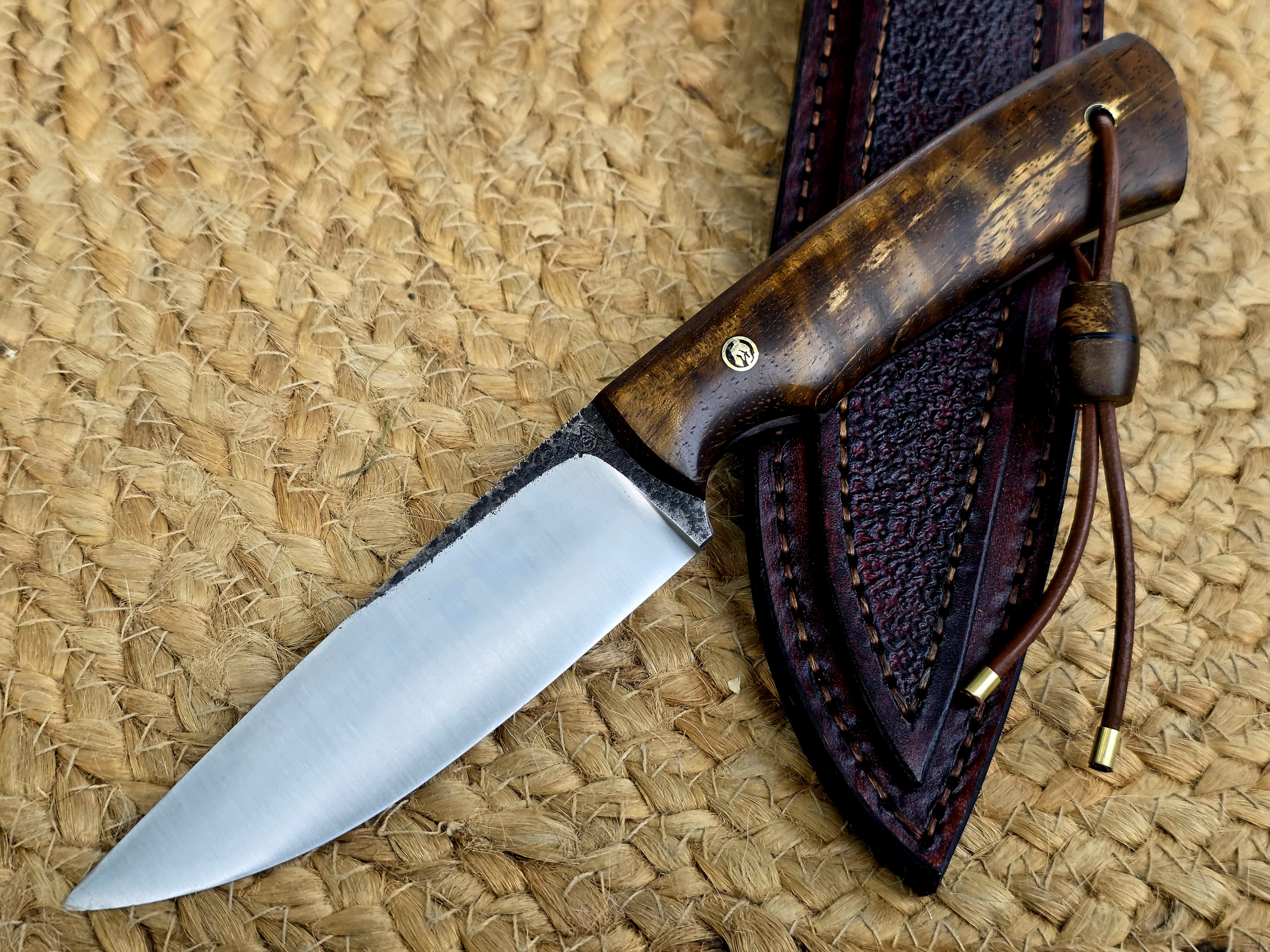 Handgefertigtes Shor 2.0 Jagdmesser mit Curly-Mango-Griff, Mosaikpin und dunkelbrauner Lederscheide