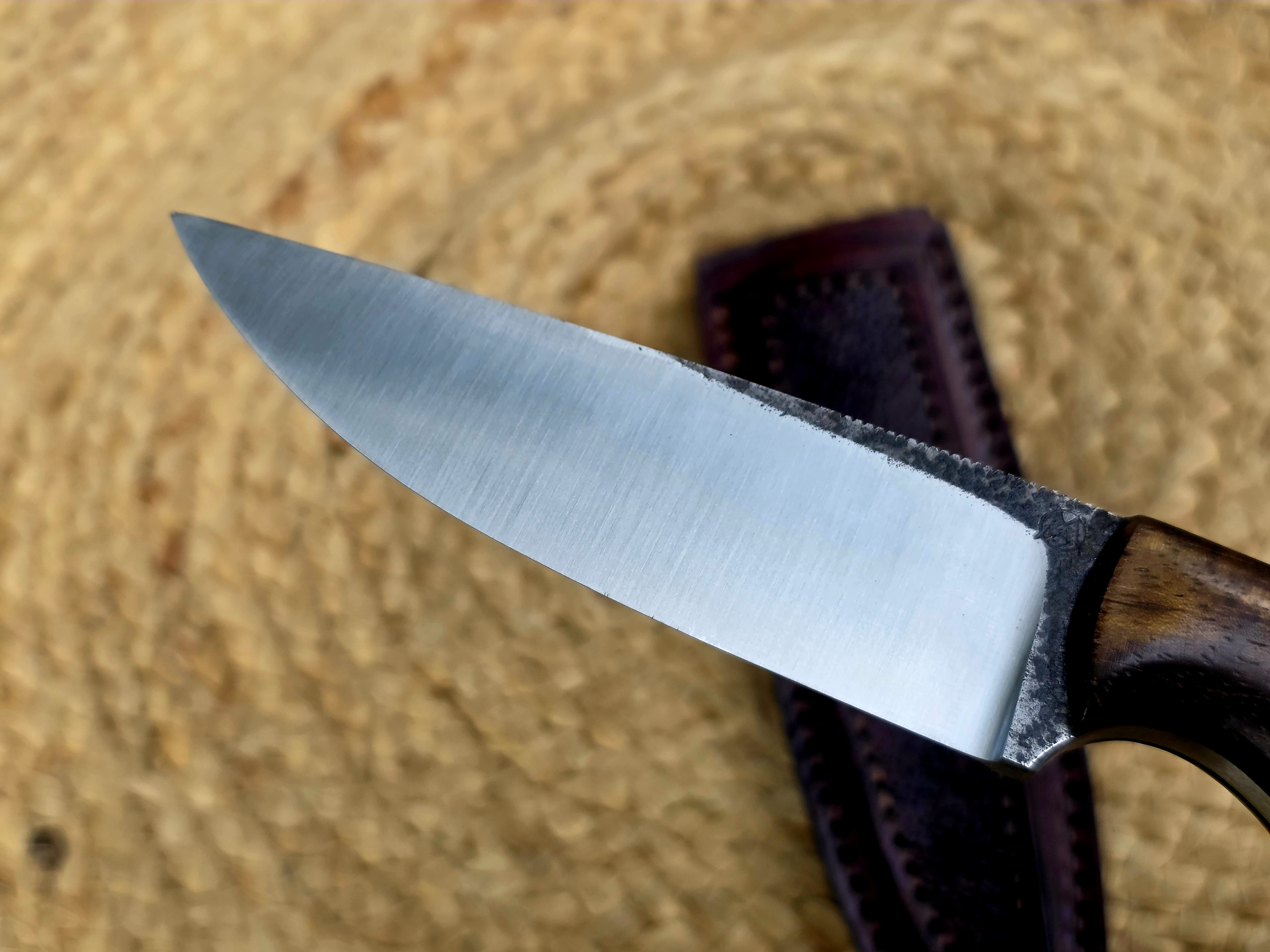 Klingendetail des Shor 2.0 aus 1.2235 Kohlenstoffstahl mit satinierter Klingenfläche und dunklem Klingenrücken